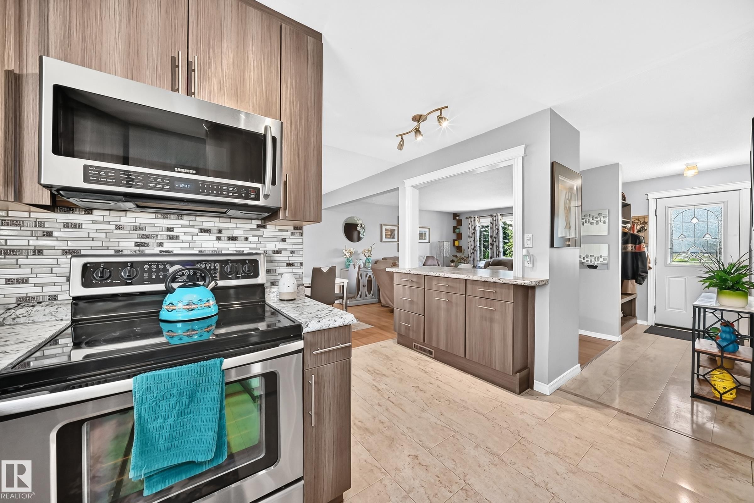 13815 62 Street Nw, Edmonton, AB - Indoor Photo Showing Kitchen