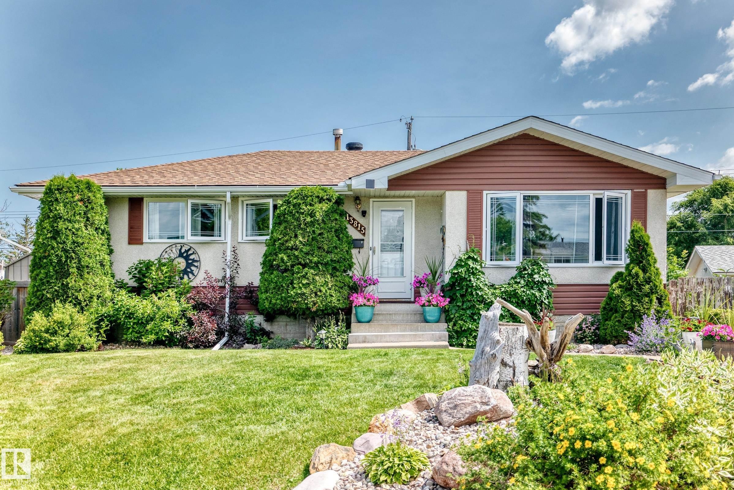 13815 62 Street Nw, Edmonton, AB - Outdoor With Facade