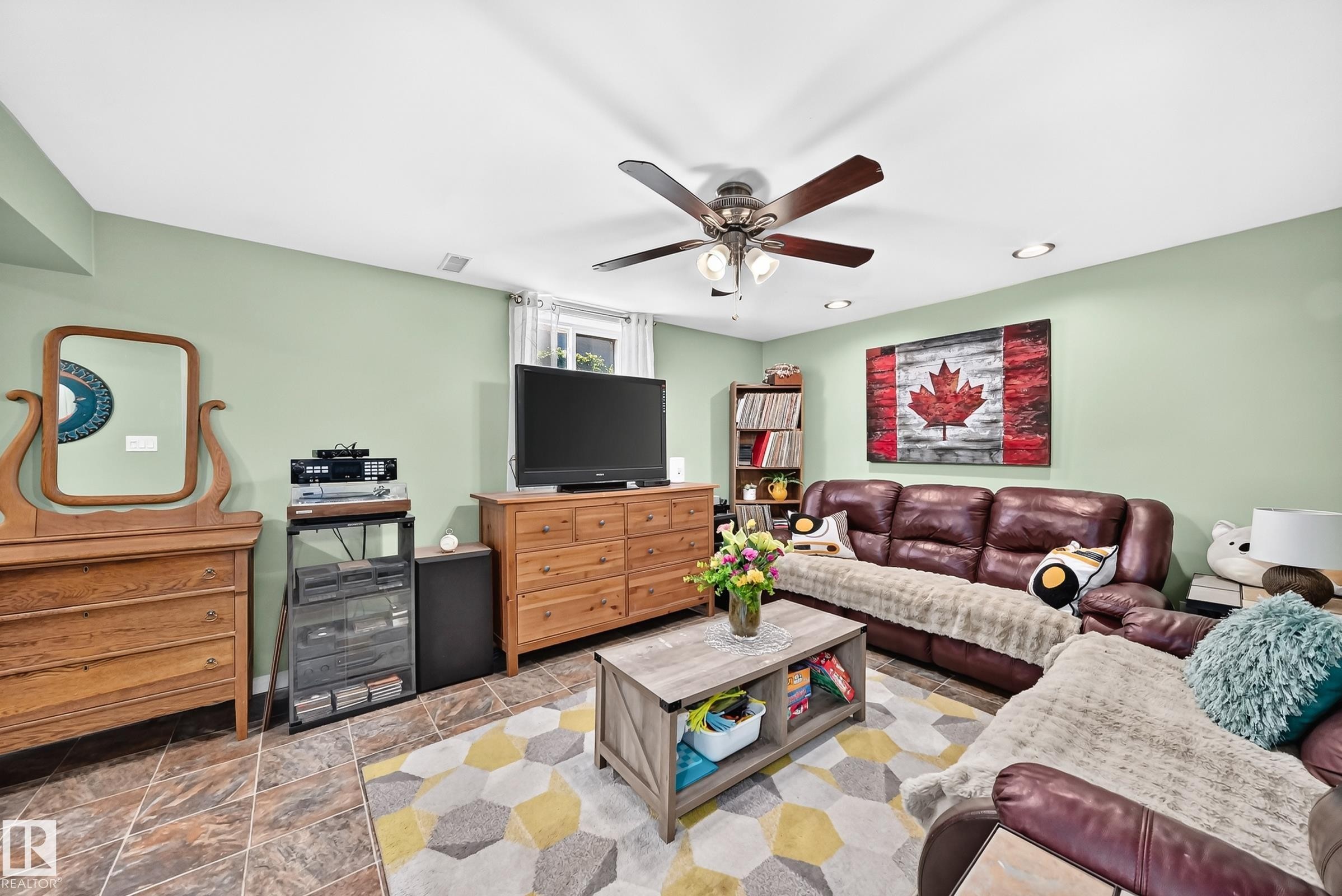 13815 62 Street Nw, Edmonton, AB - Indoor Photo Showing Living Room