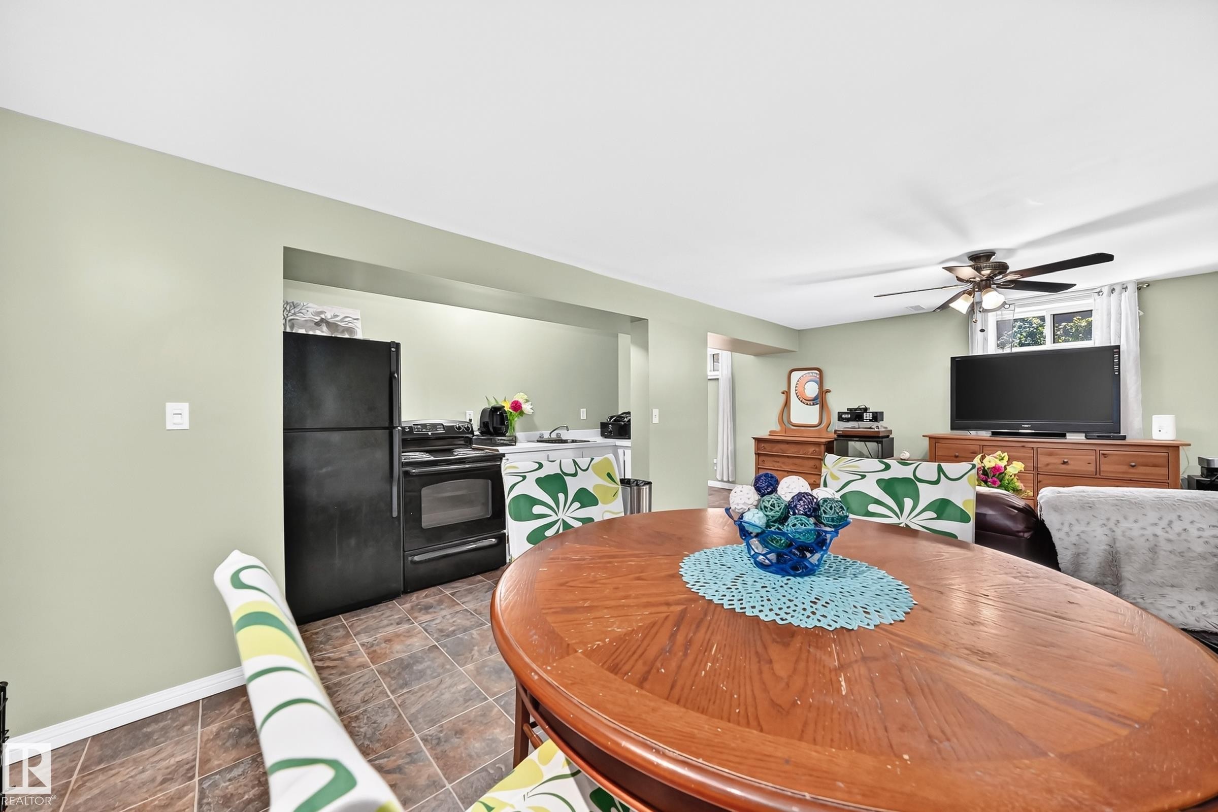13815 62 Street Nw, Edmonton, AB - Indoor Photo Showing Dining Room