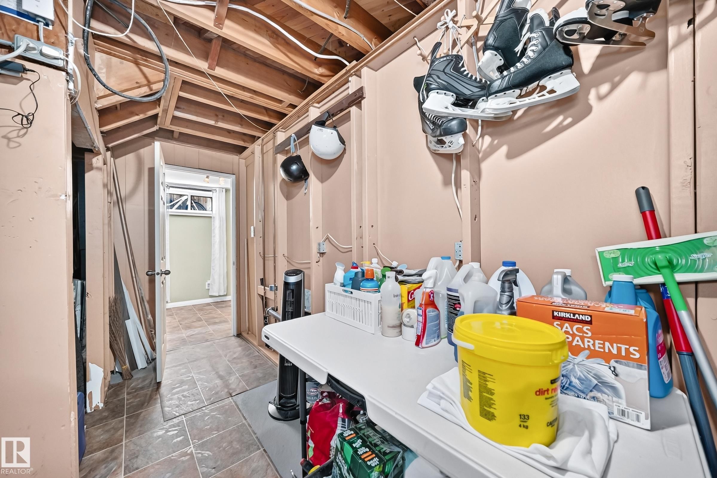 13815 62 Street Nw, Edmonton, AB - Indoor