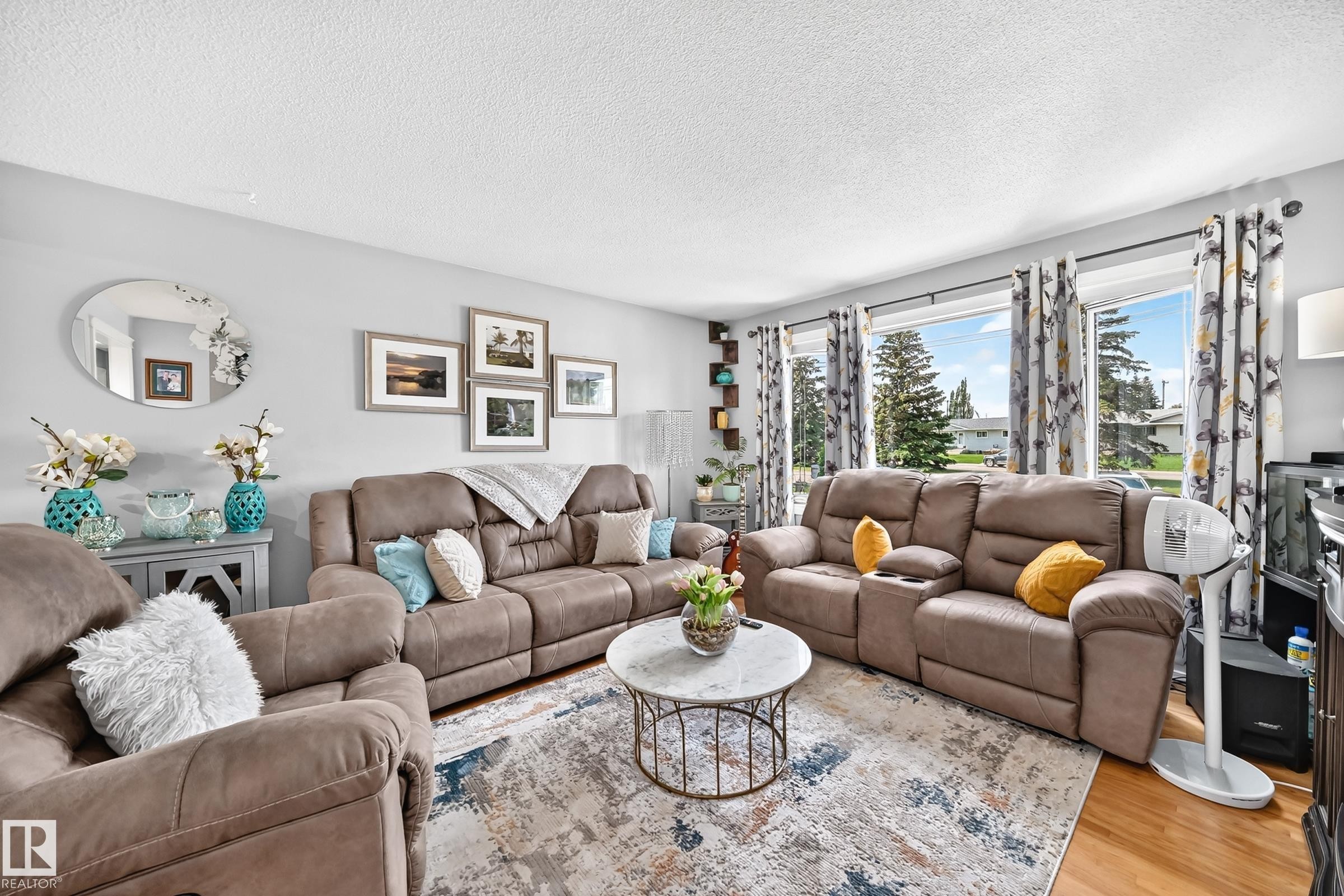 13815 62 Street Nw, Edmonton, AB - Indoor Photo Showing Living Room