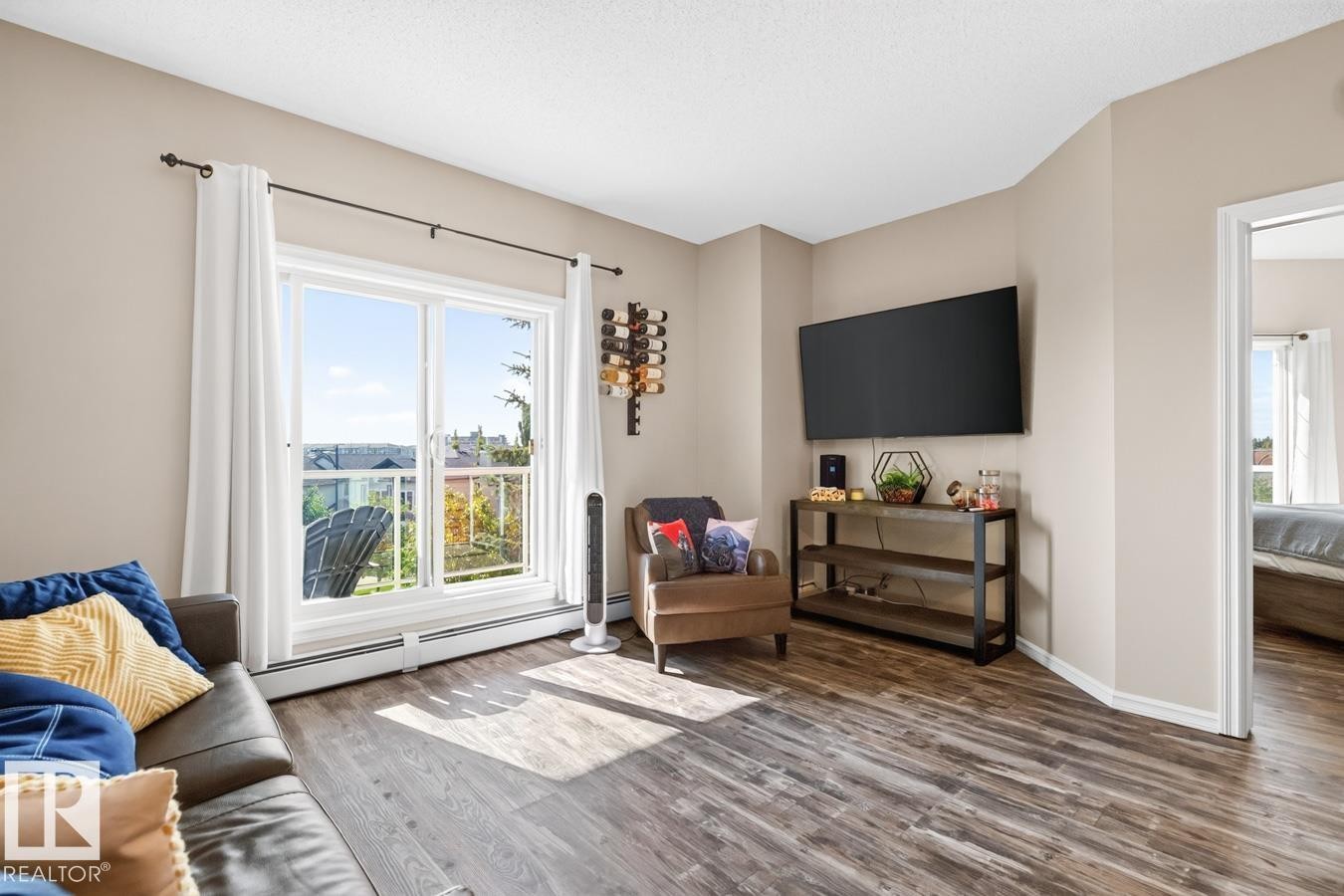#313 226 Macewan Rd Sw, Edmonton, AB - Indoor Photo Showing Living Room