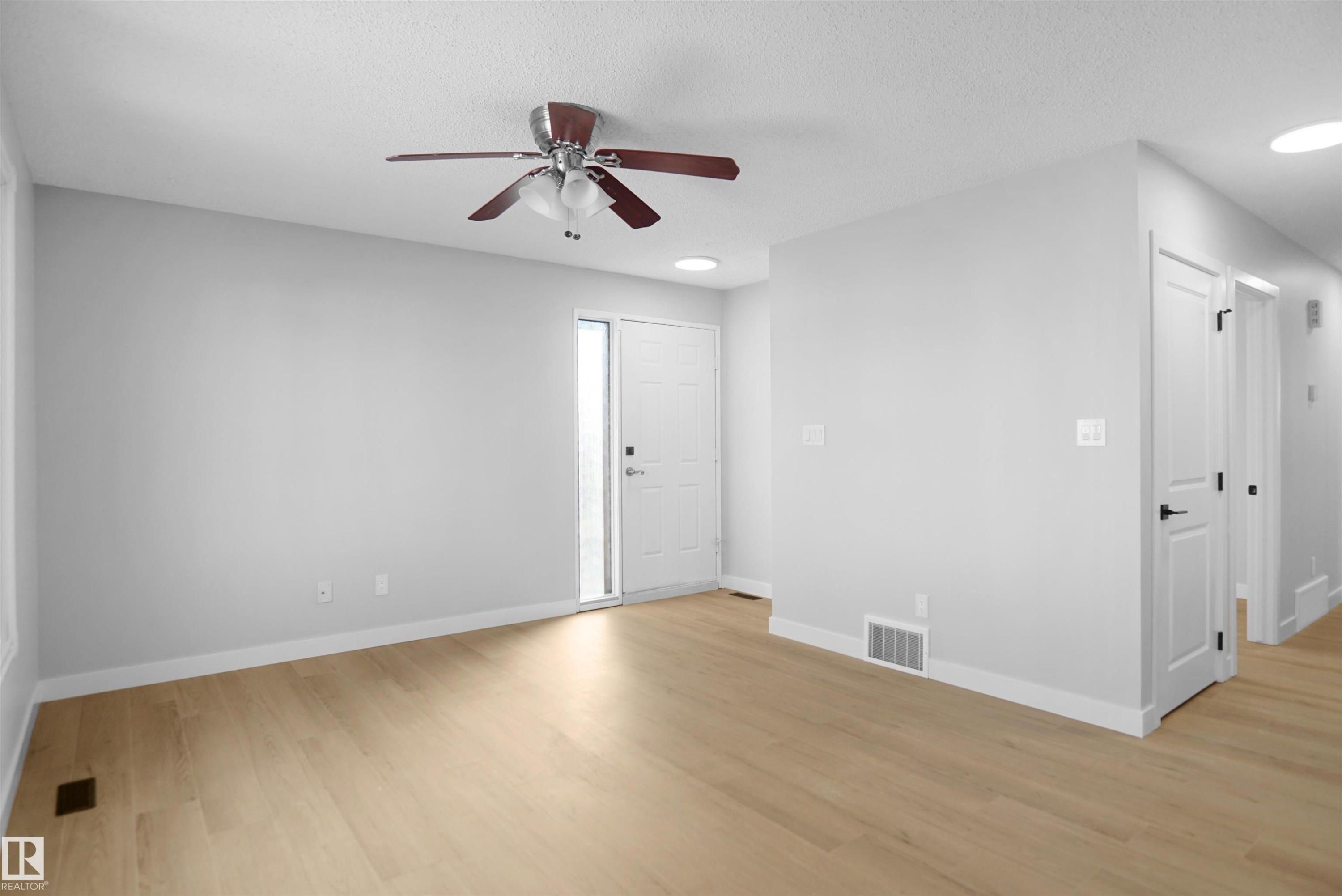 3312 44A Street Nw, Edmonton, AB - Indoor Photo Showing Other Room