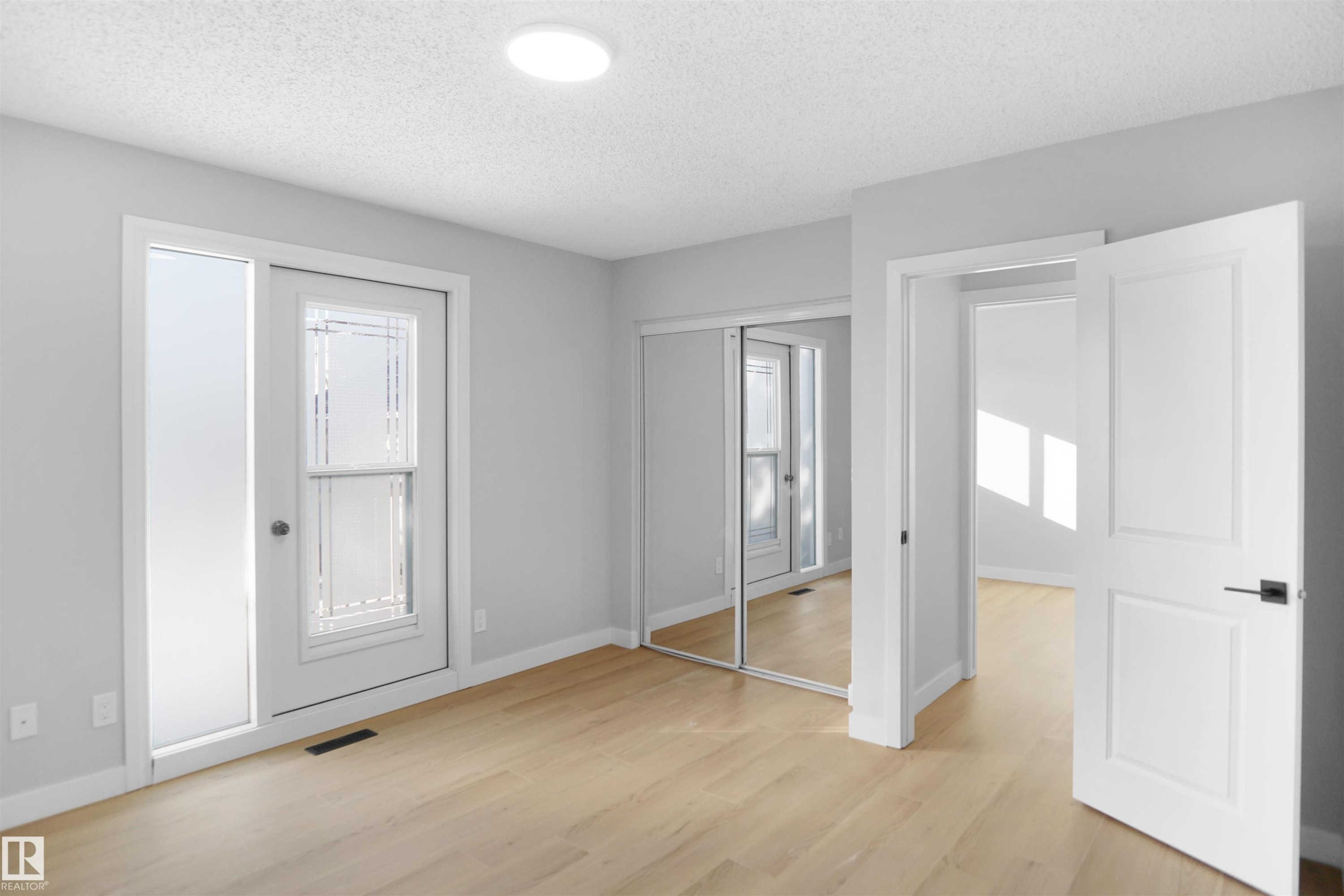 3312 44A Street Nw, Edmonton, AB - Indoor Photo Showing Other Room