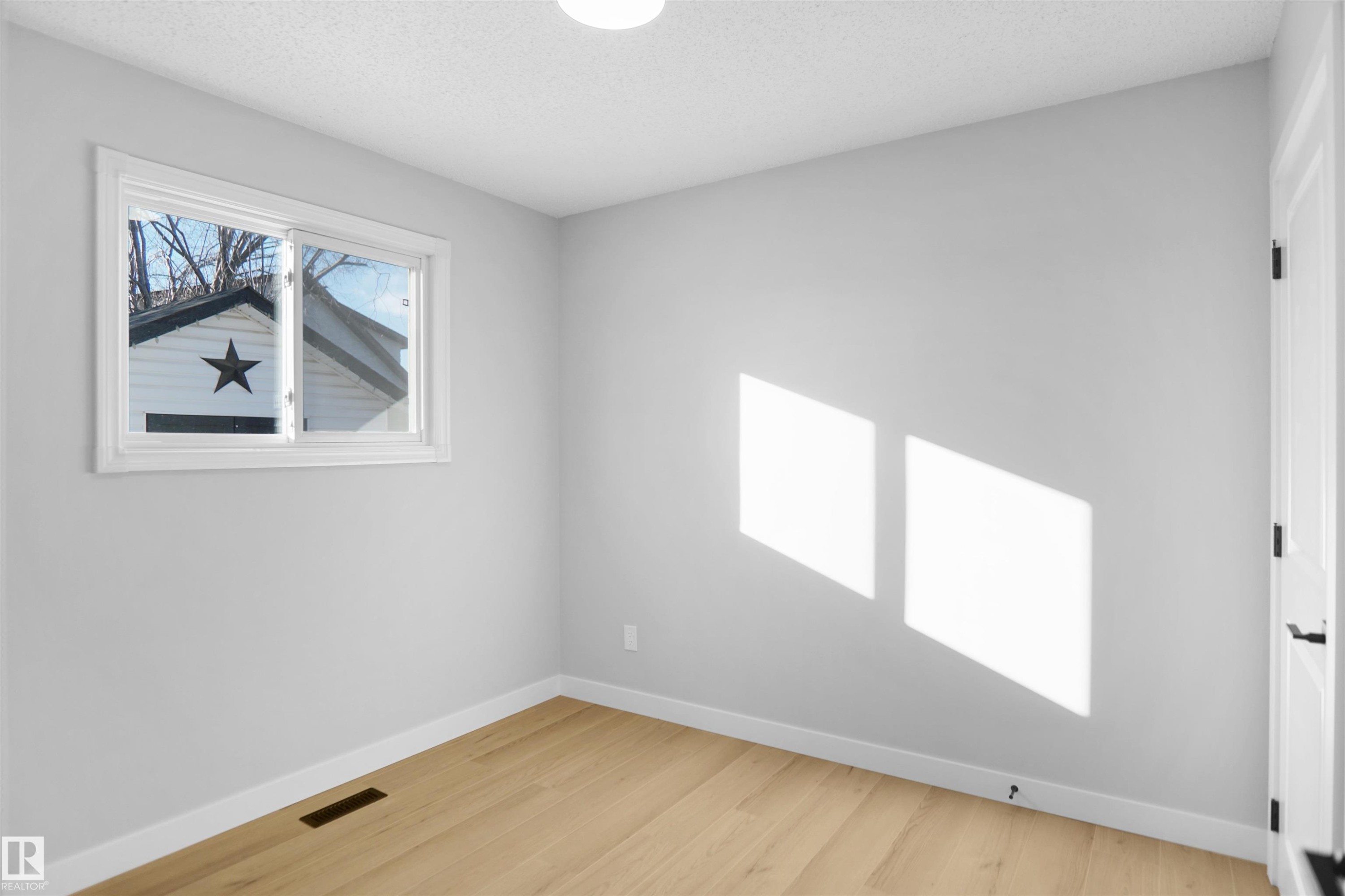 3312 44A Street Nw, Edmonton, AB - Indoor Photo Showing Other Room