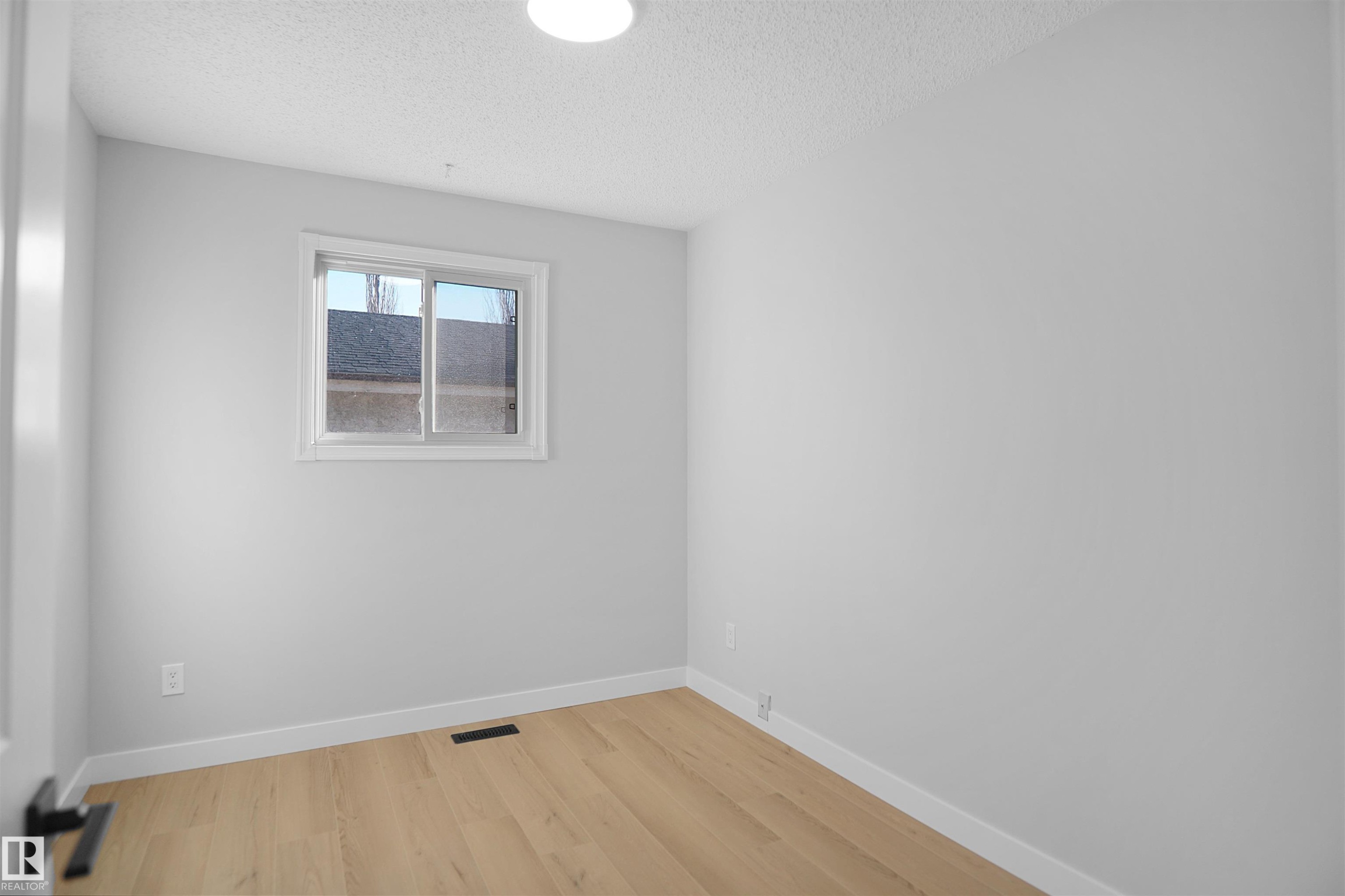 3312 44A Street Nw, Edmonton, AB - Indoor Photo Showing Other Room