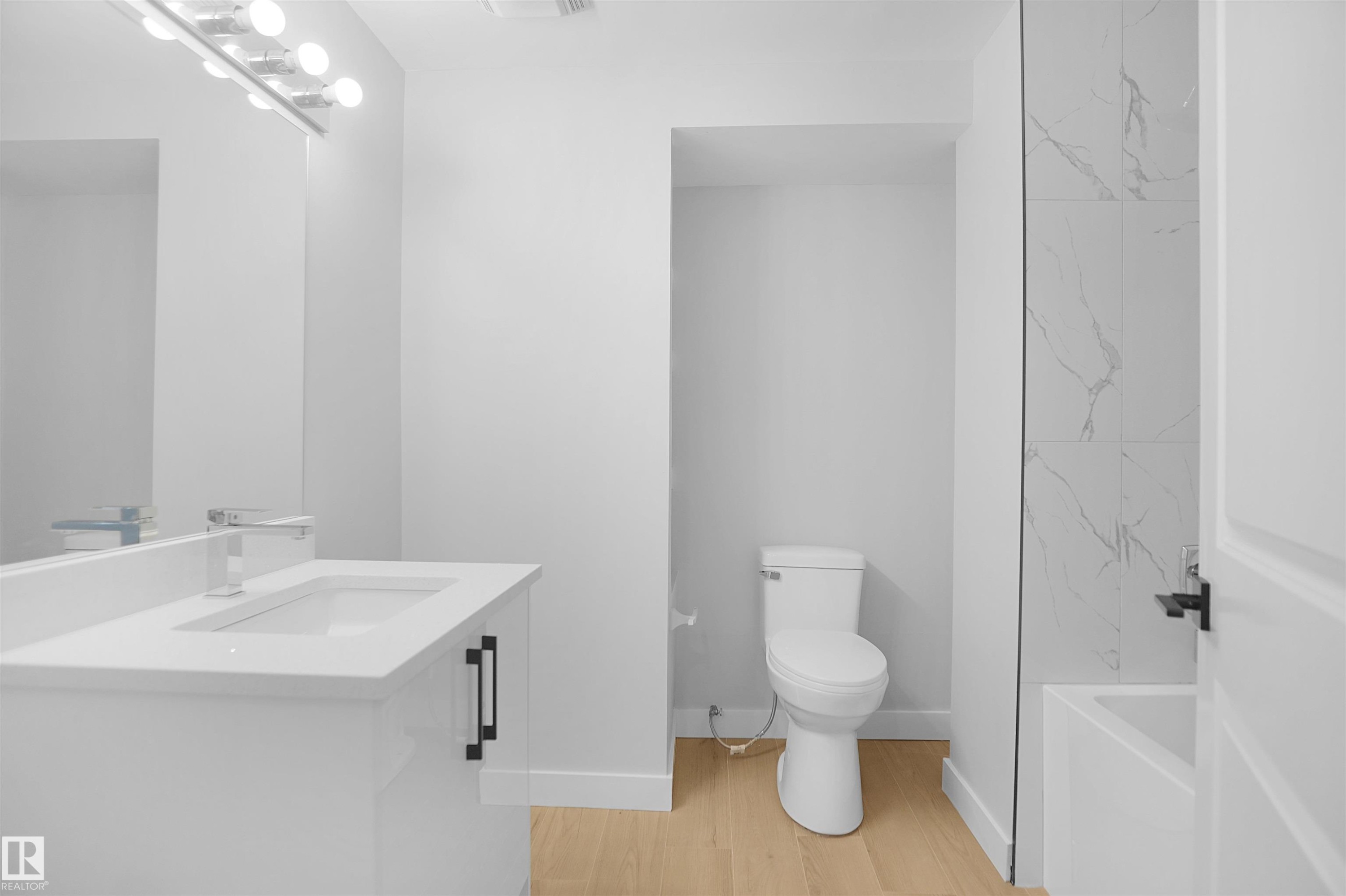 3312 44A Street Nw, Edmonton, AB - Indoor Photo Showing Bathroom