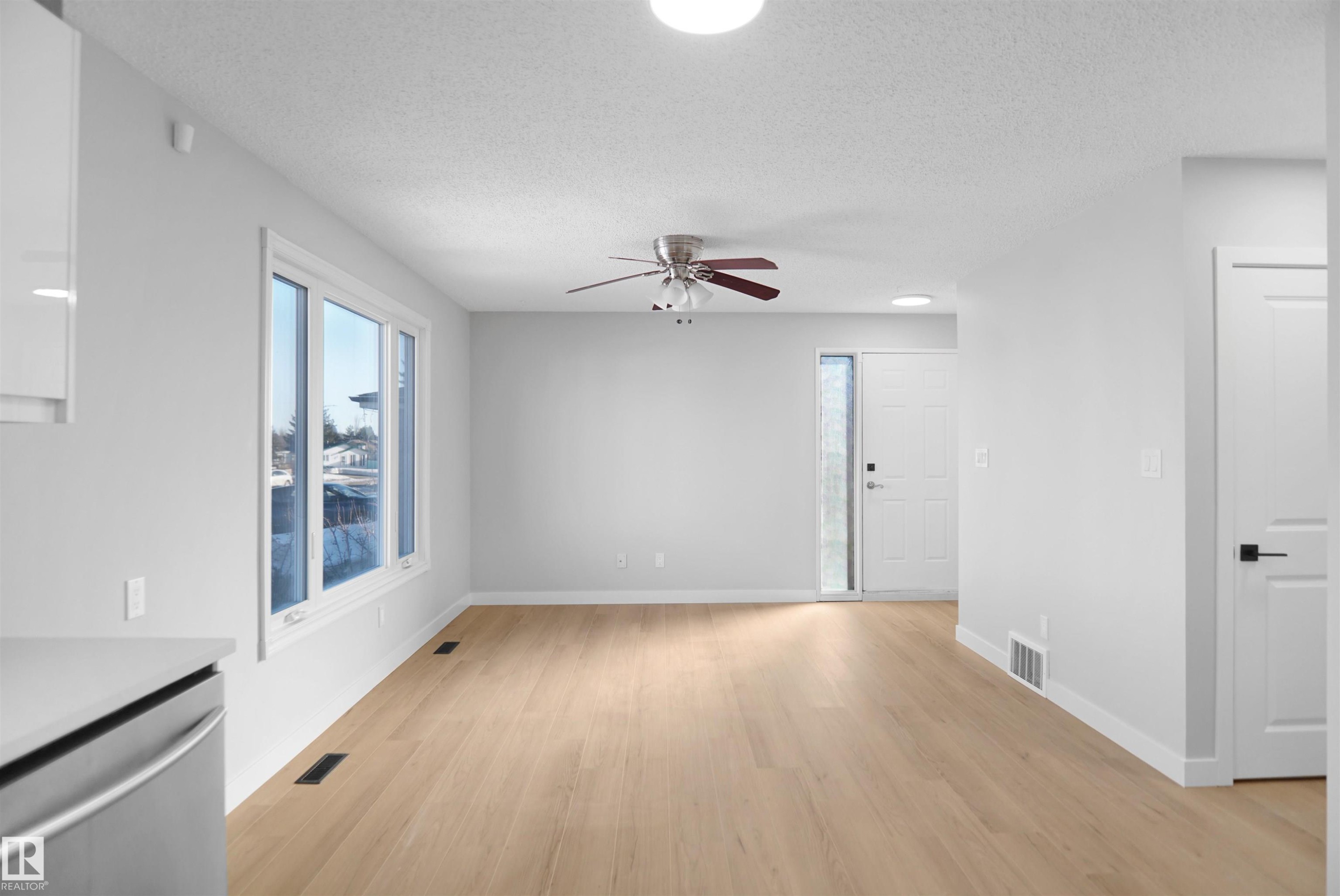 3312 44A Street Nw, Edmonton, AB - Indoor Photo Showing Other Room