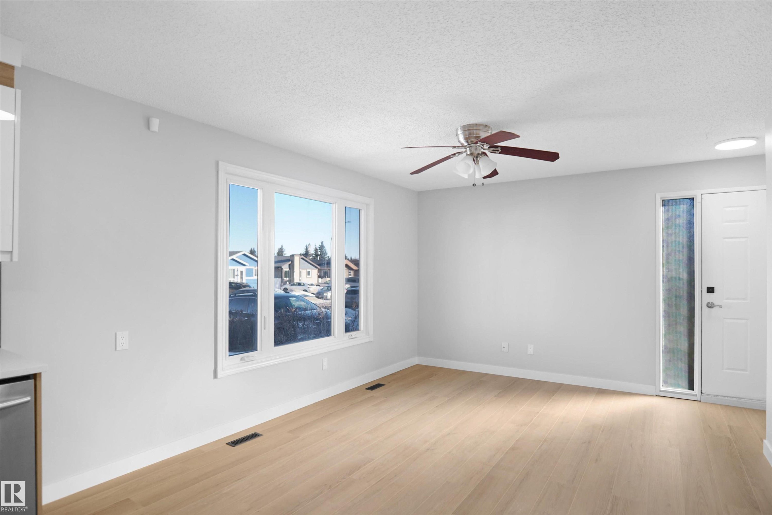 3312 44A Street Nw, Edmonton, AB - Indoor Photo Showing Other Room