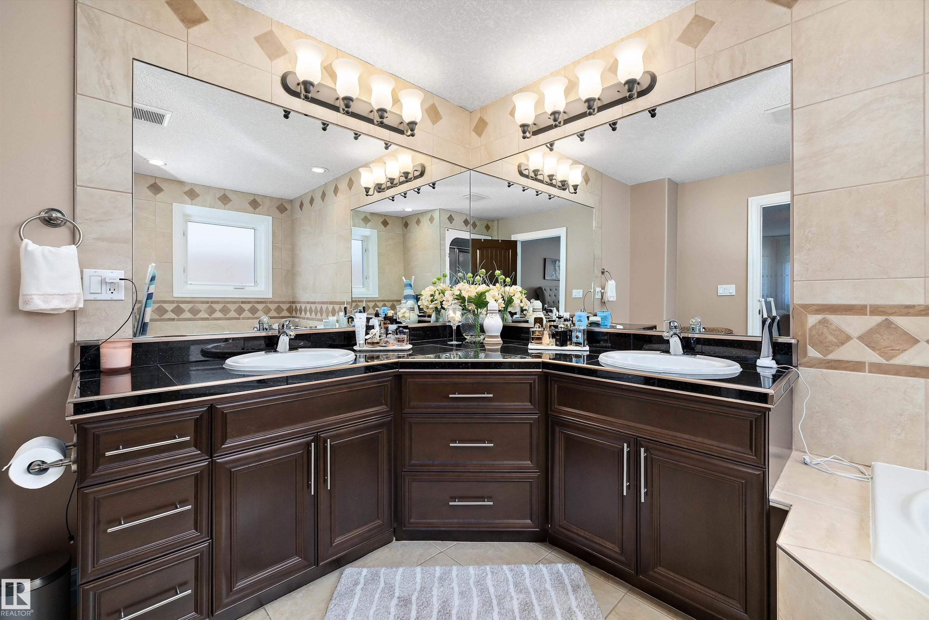 14148 134 Street Nw, Edmonton, AB - Indoor Photo Showing Bathroom