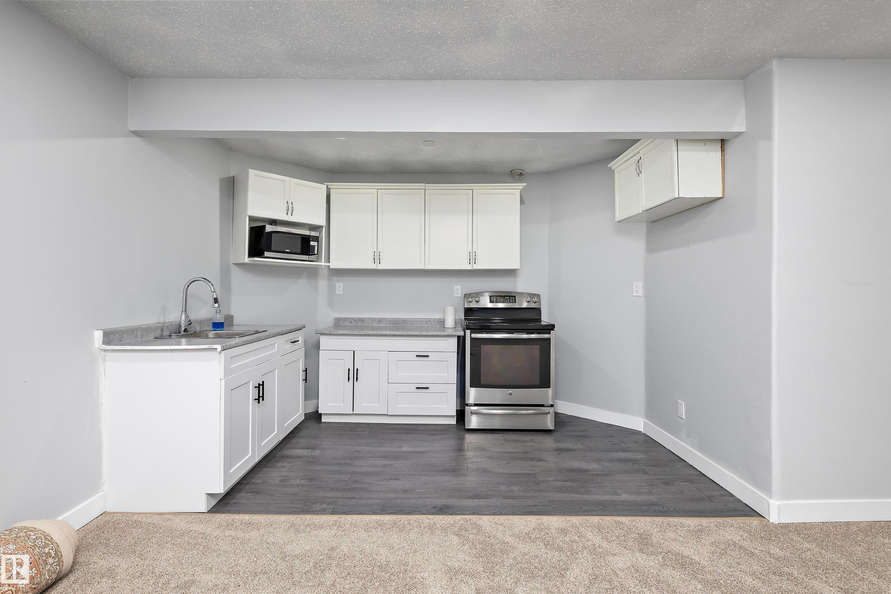 14148 134 Street Nw, Edmonton, AB - Indoor Photo Showing Kitchen