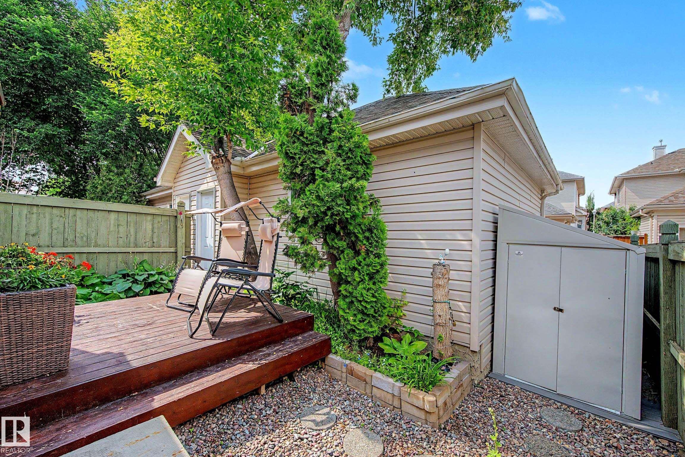Wood-finish deck with two steps and privacy fencing - 9130 100A Avenue Nw, Edmonton, AB - Outdoor With Deck Patio Veranda With Exterior