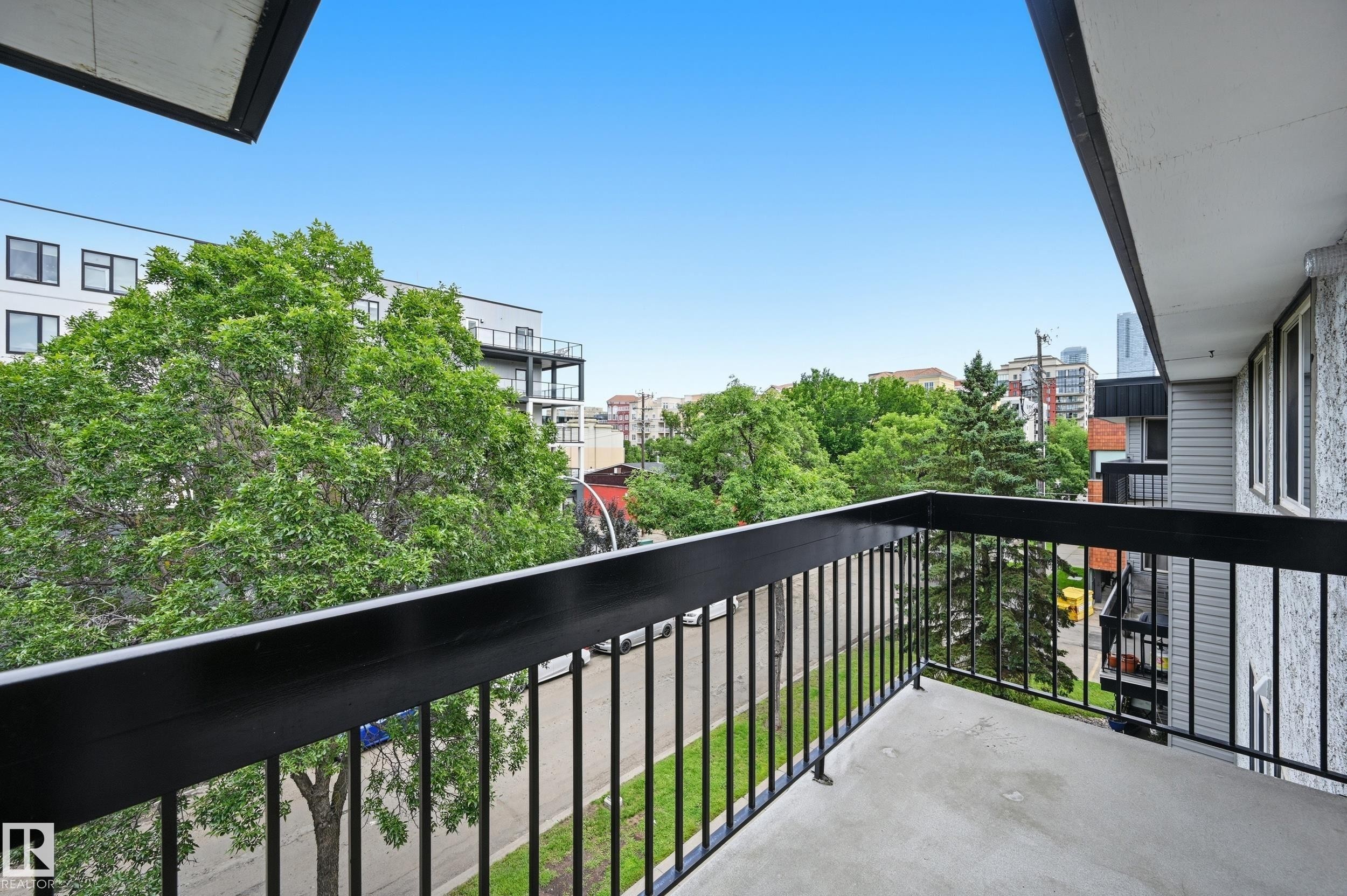 Private balcony featuring a black metal railing and concrete flooring - #433 11217 103 Av Nw, Edmonton, AB - Outdoor With Balcony With Exterior