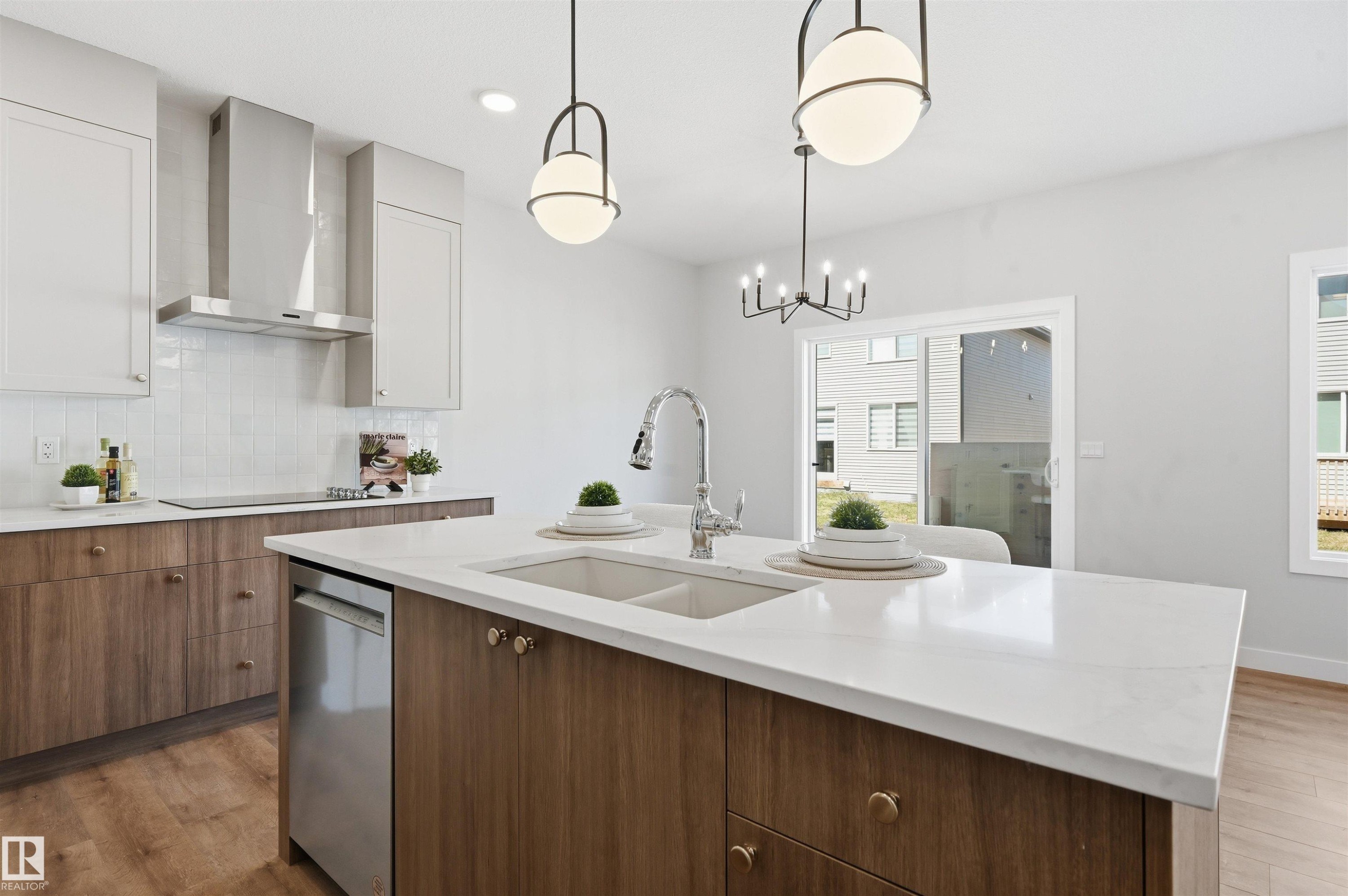 3024 Dixon Landing Sw, Edmonton, AB - Indoor Photo Showing Kitchen With Double Sink With Upgraded Kitchen