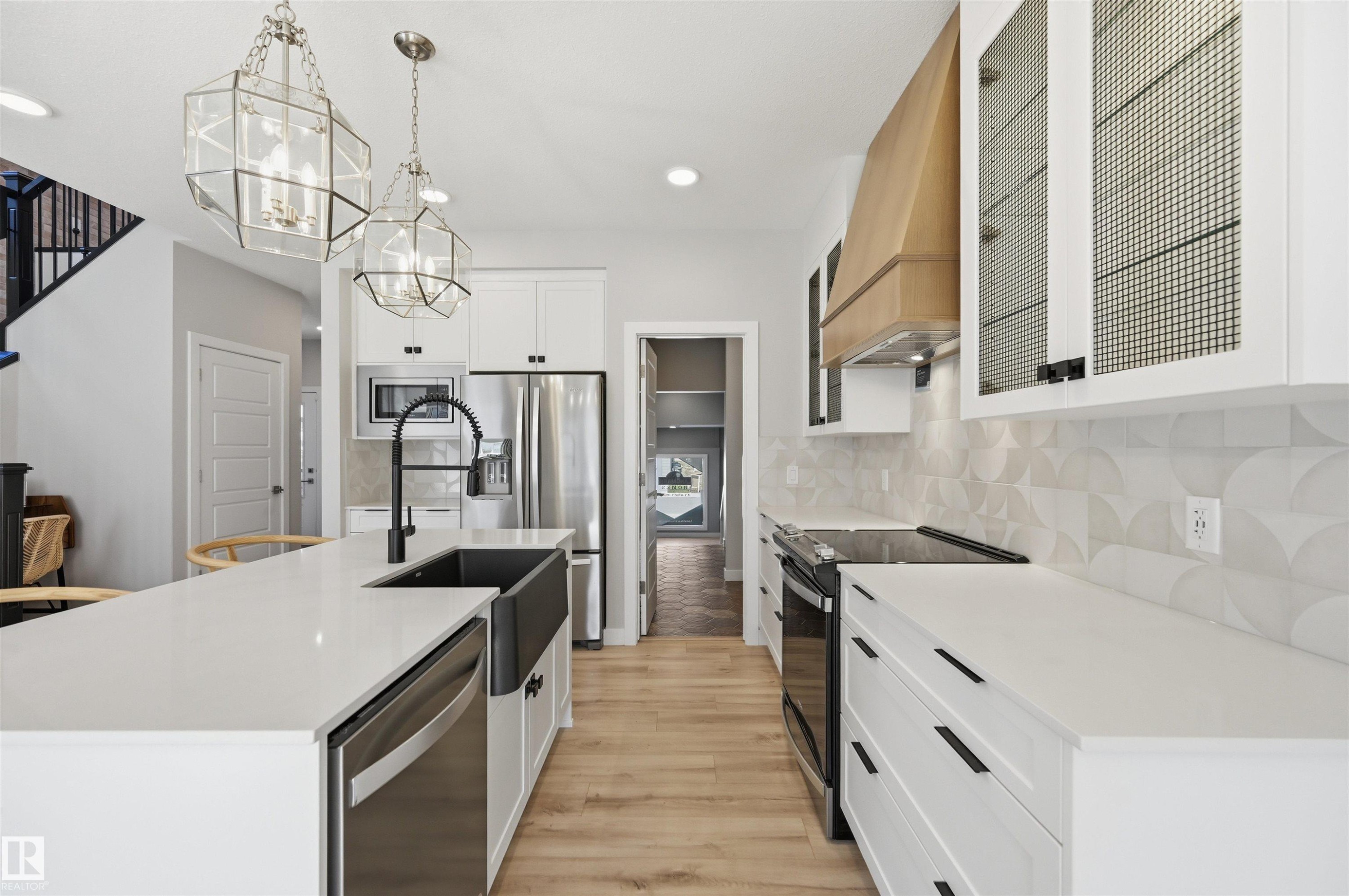 3243 Dixon Way Sw, Edmonton, AB - Indoor Photo Showing Kitchen With Upgraded Kitchen