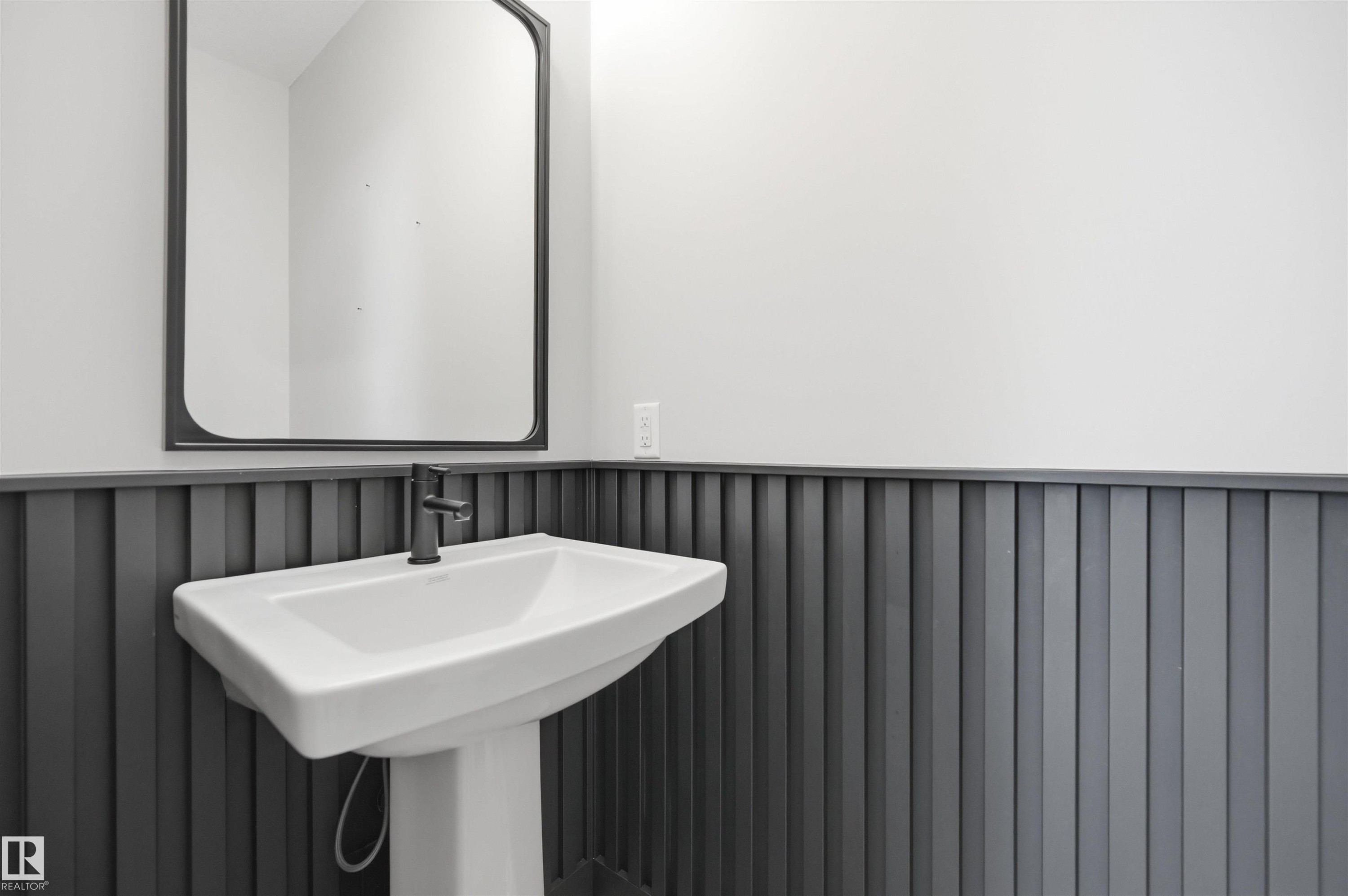 3243 Dixon Way Sw, Edmonton, AB - Indoor Photo Showing Bathroom