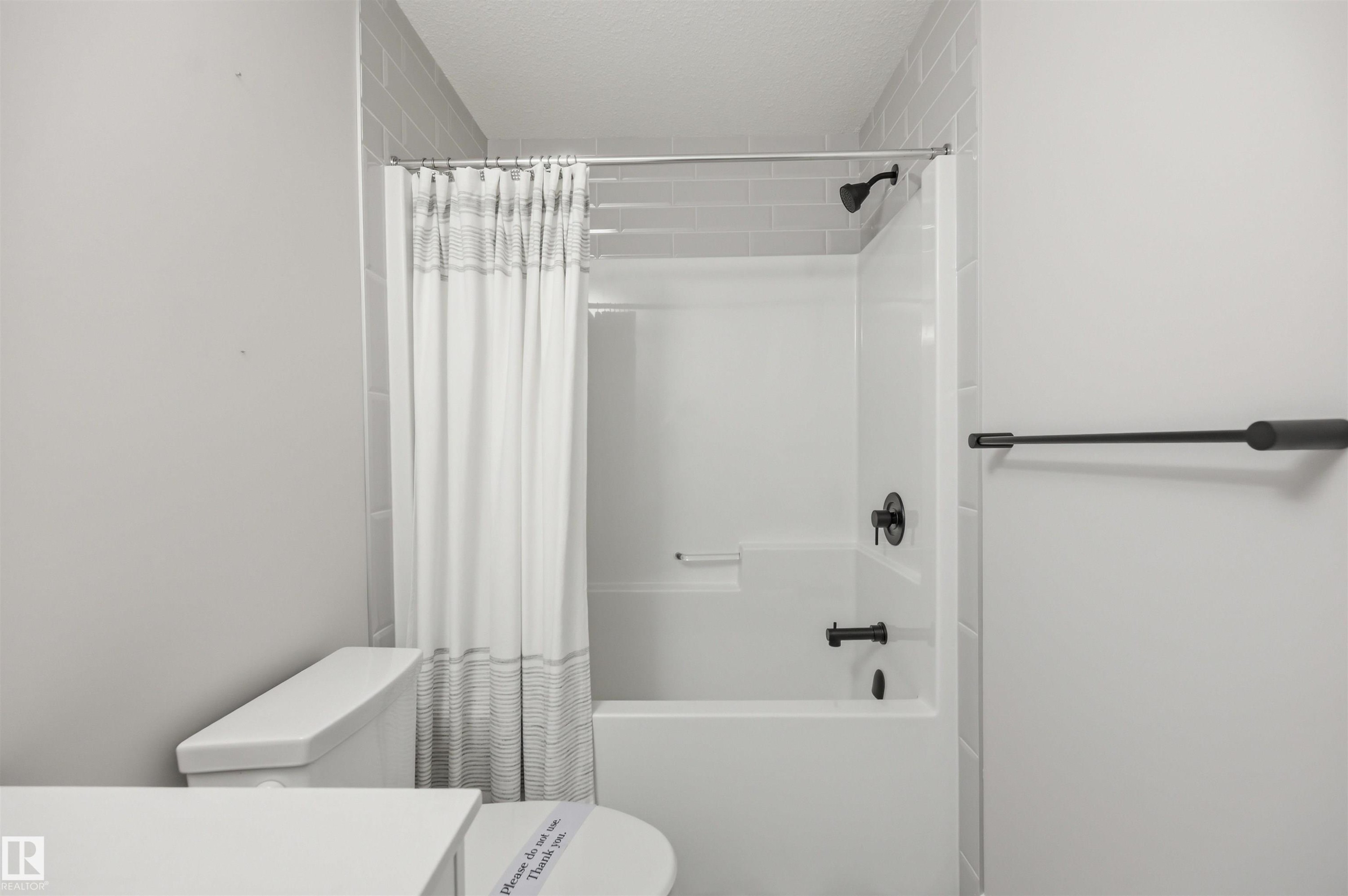 3243 Dixon Way Sw, Edmonton, AB - Indoor Photo Showing Bathroom