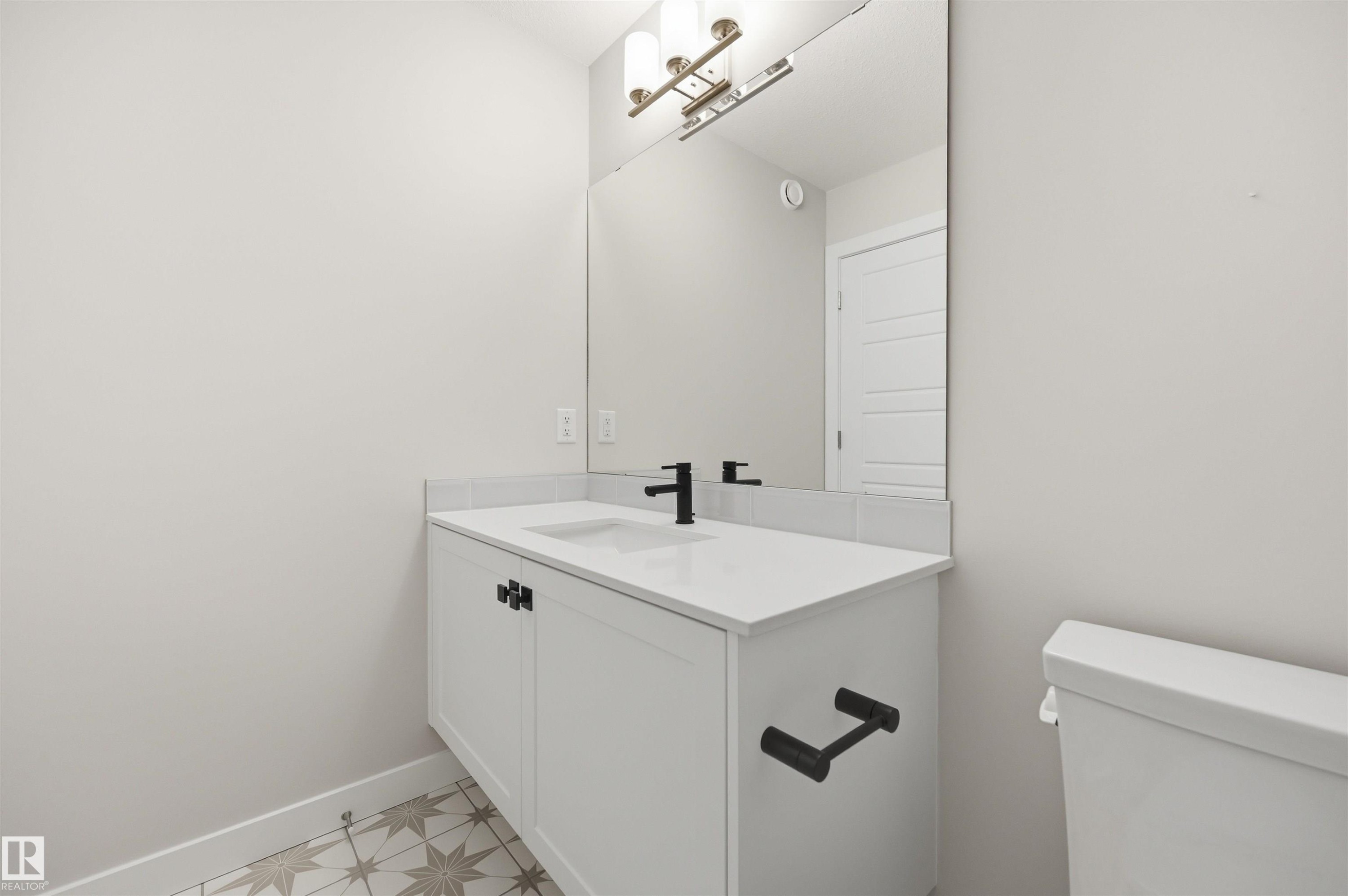 3243 Dixon Way Sw, Edmonton, AB - Indoor Photo Showing Bathroom