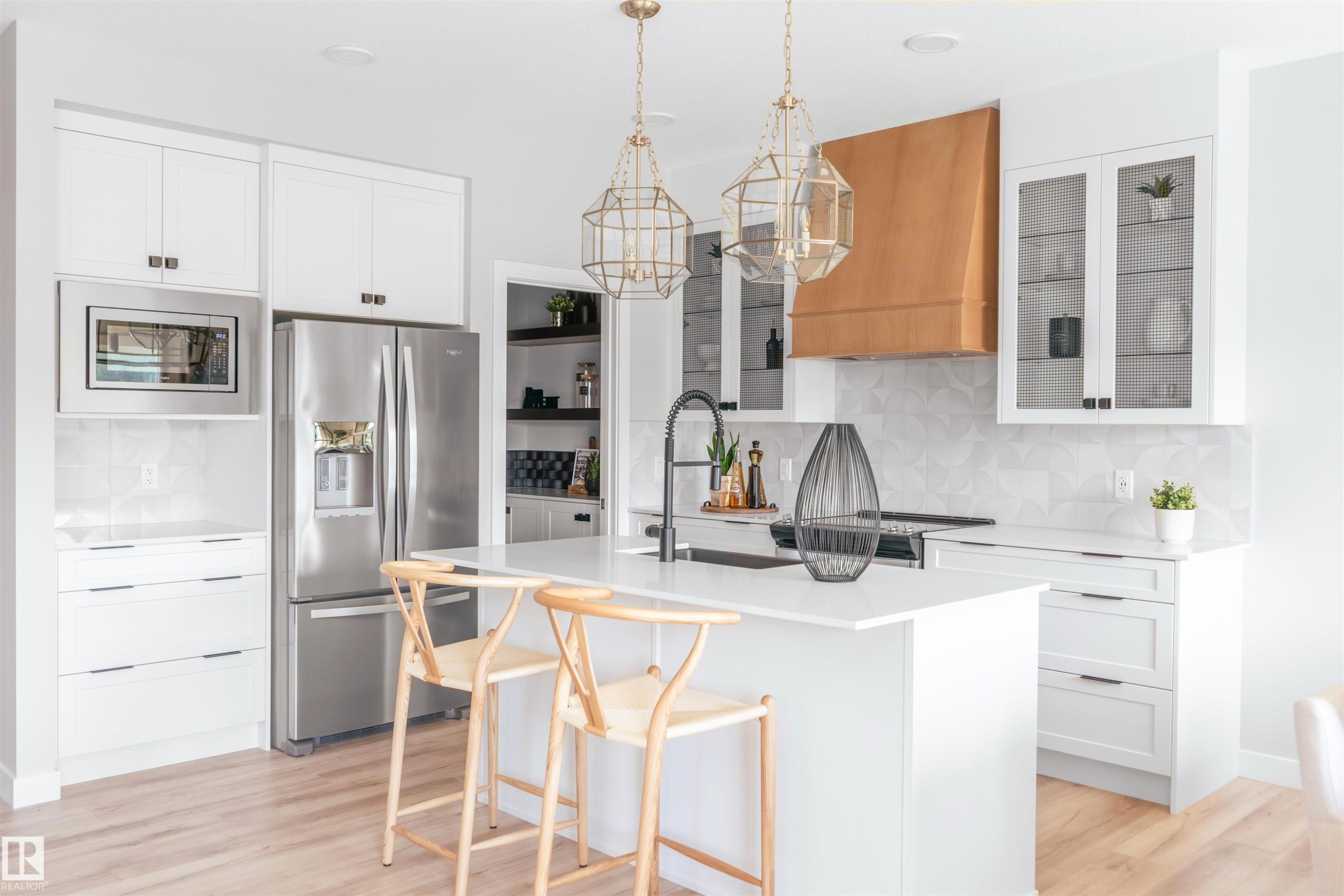 3243 Dixon Way Sw, Edmonton, AB - Indoor Photo Showing Kitchen With Upgraded Kitchen