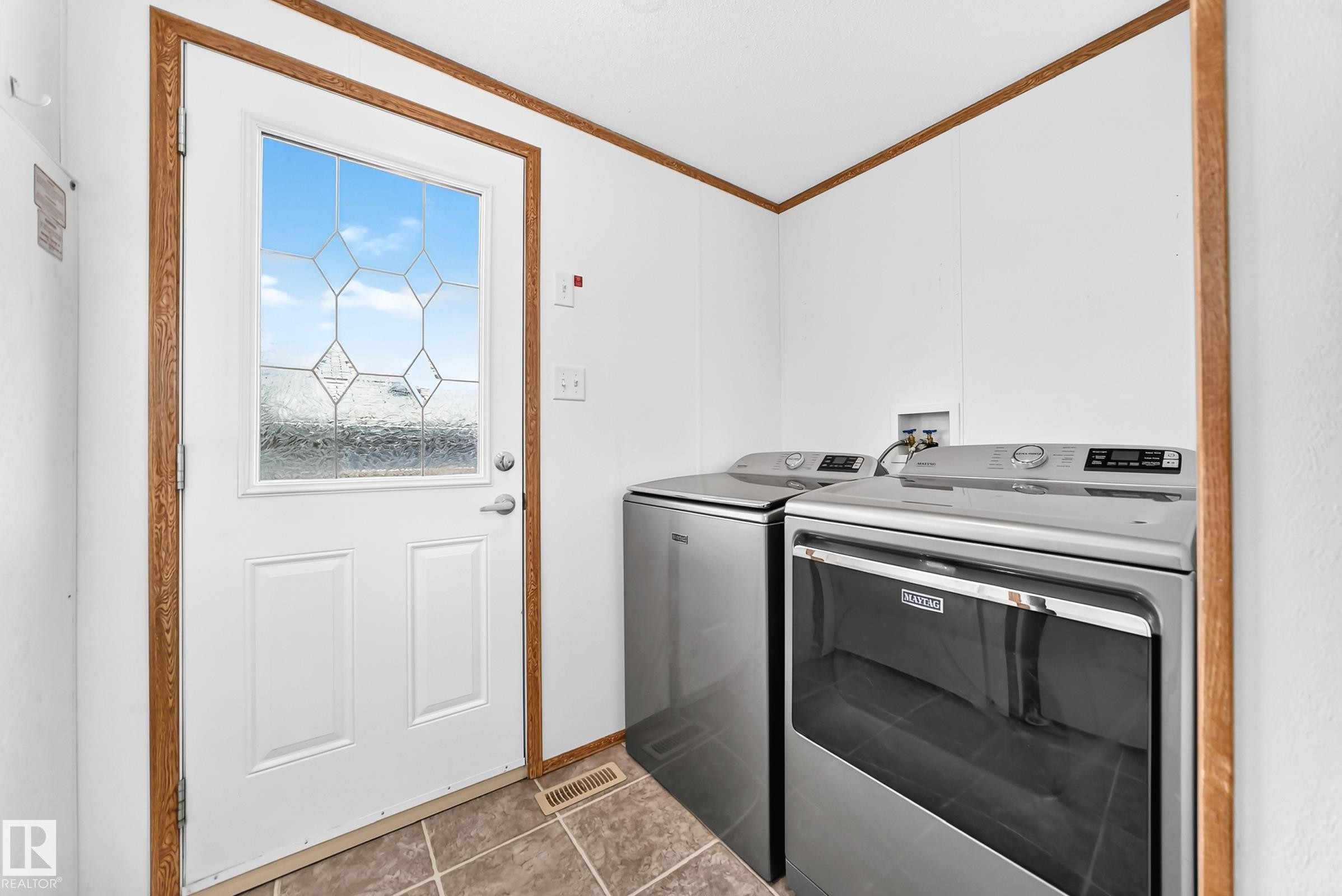 White panel door with decorative glass insert - #225 3400 48 St, Stony Plain, AB - Indoor Photo Showing Laundry Room