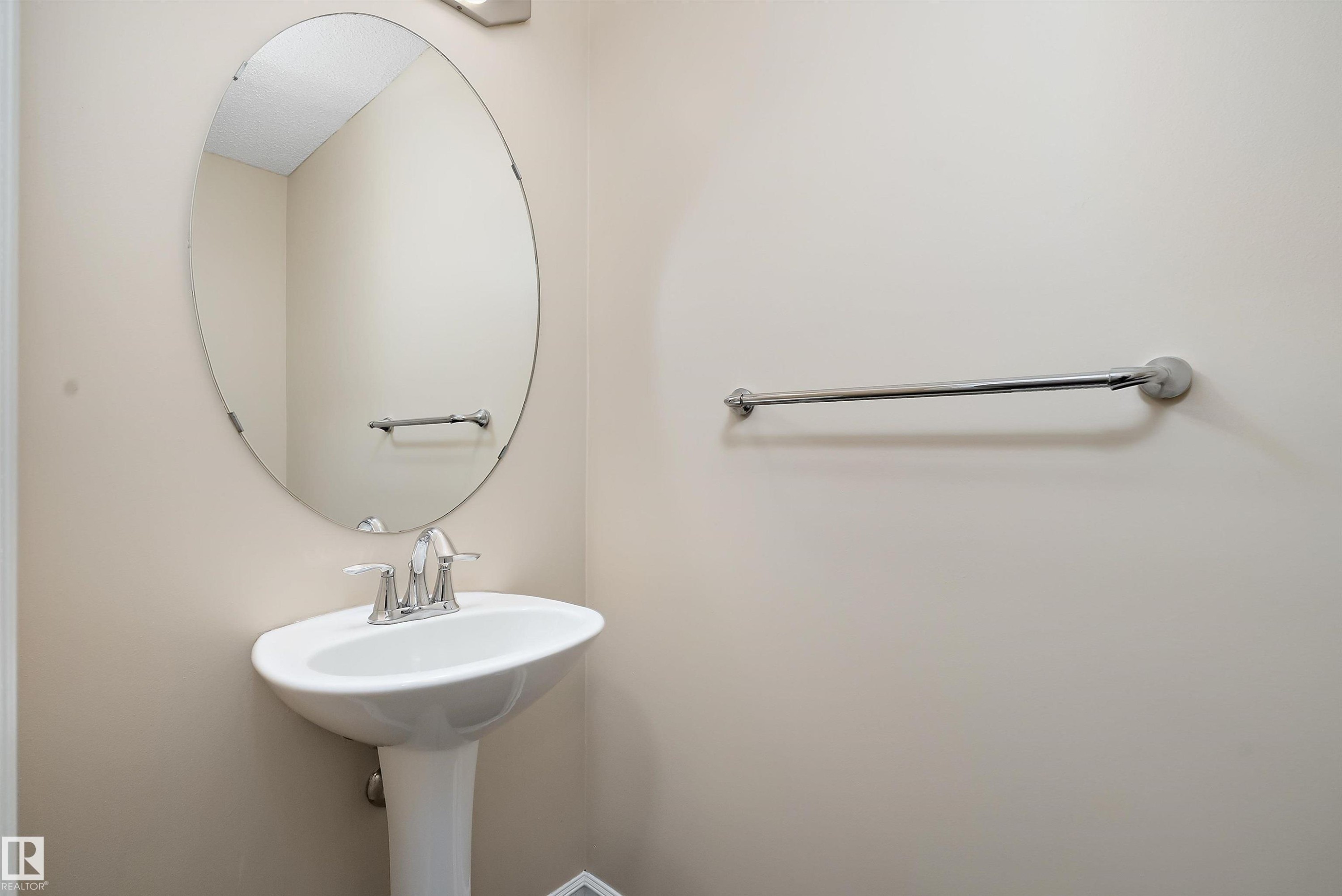 17330 8A Avenue Sw, Edmonton, AB - Indoor Photo Showing Bathroom
