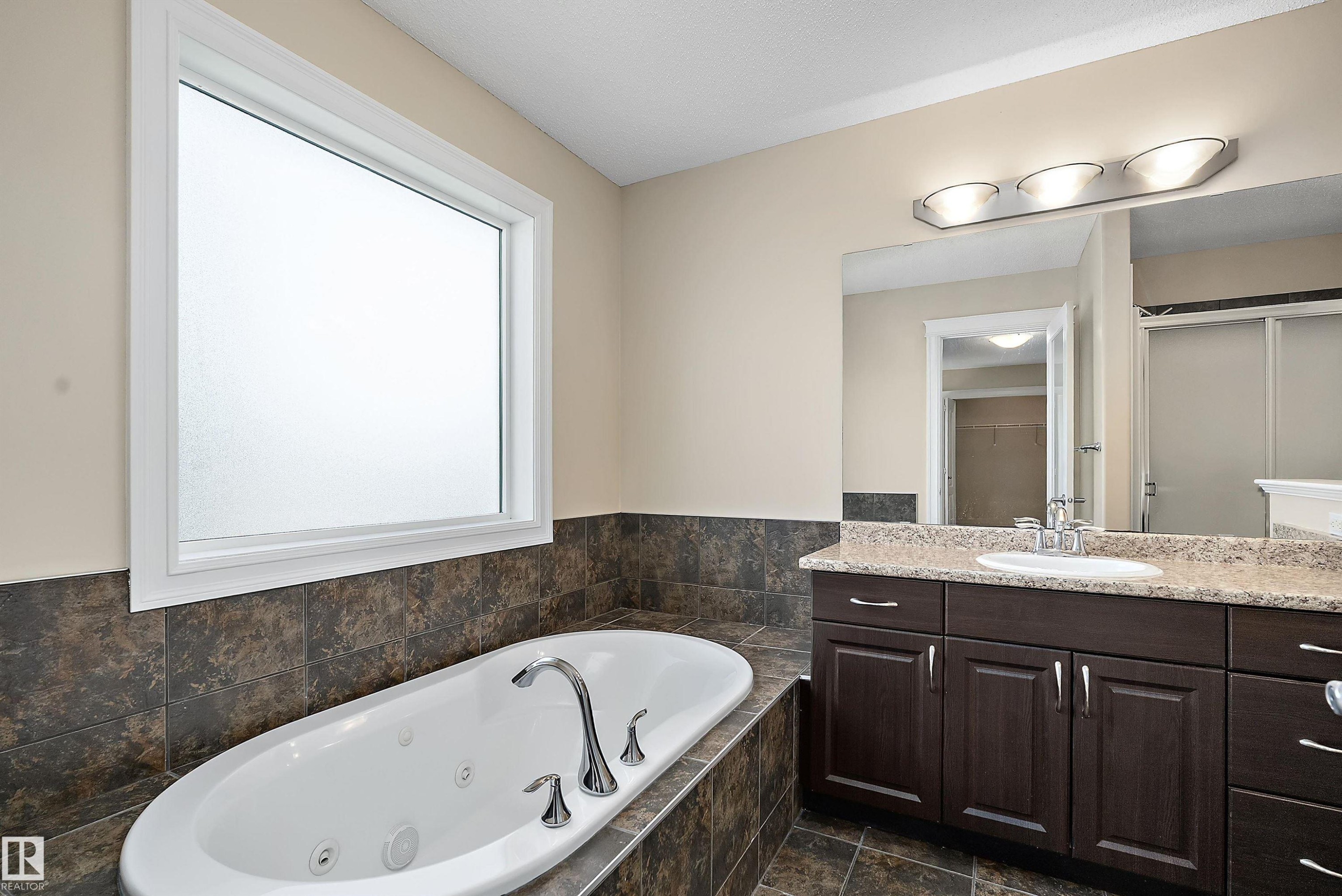 17330 8A Avenue Sw, Edmonton, AB - Indoor Photo Showing Bathroom