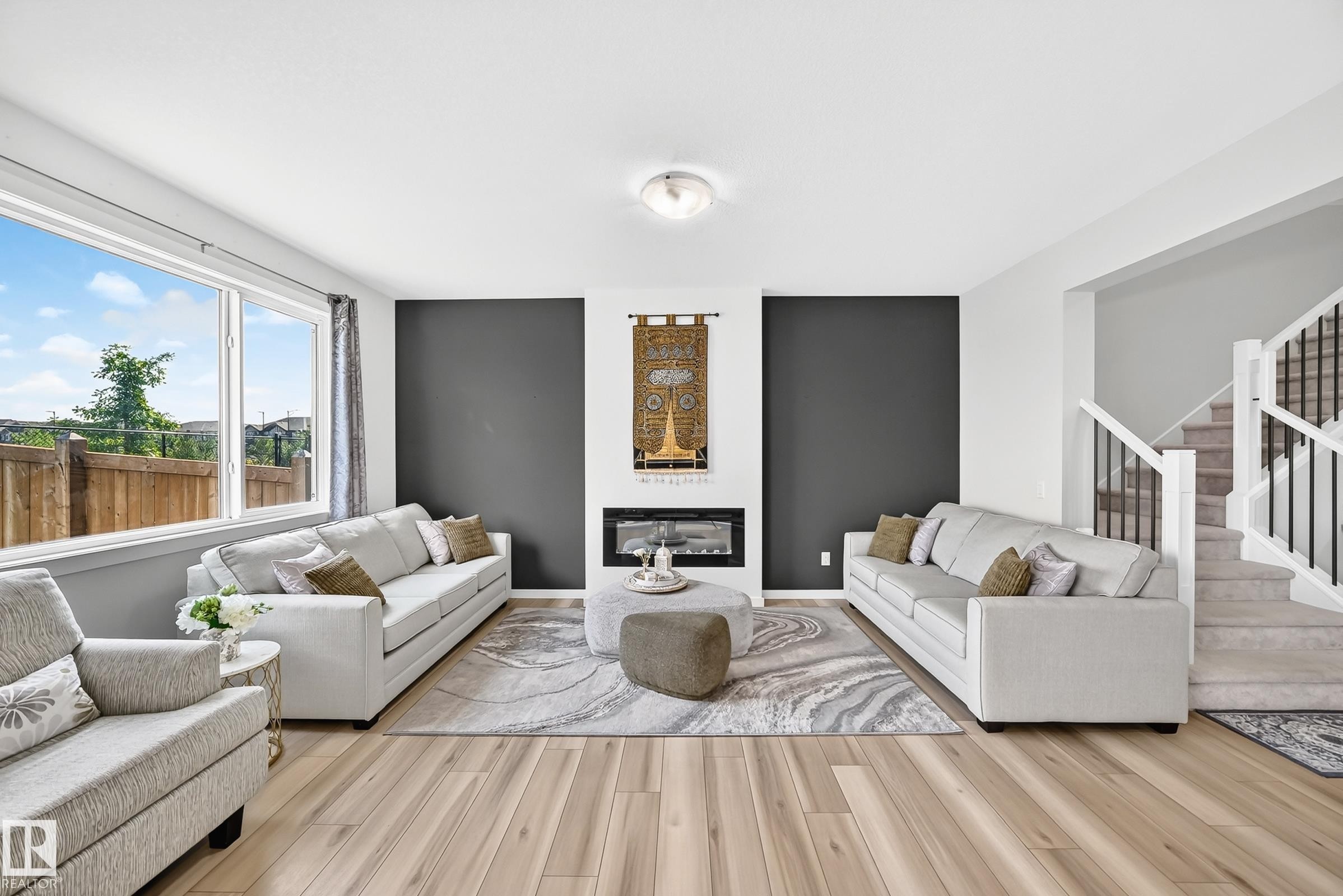 4018 Hawthorn Link Sw, Edmonton, AB - Indoor Photo Showing Living Room
