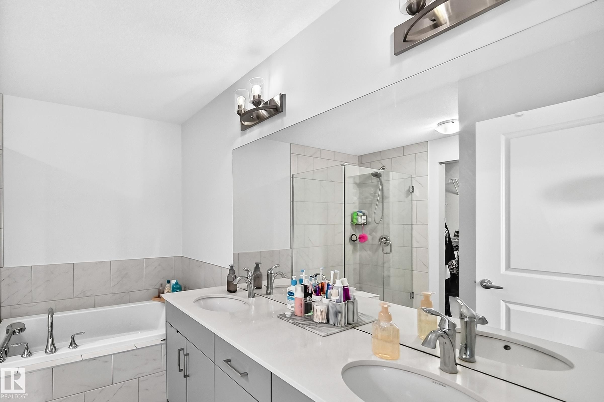 4018 Hawthorn Link Sw, Edmonton, AB - Indoor Photo Showing Bathroom