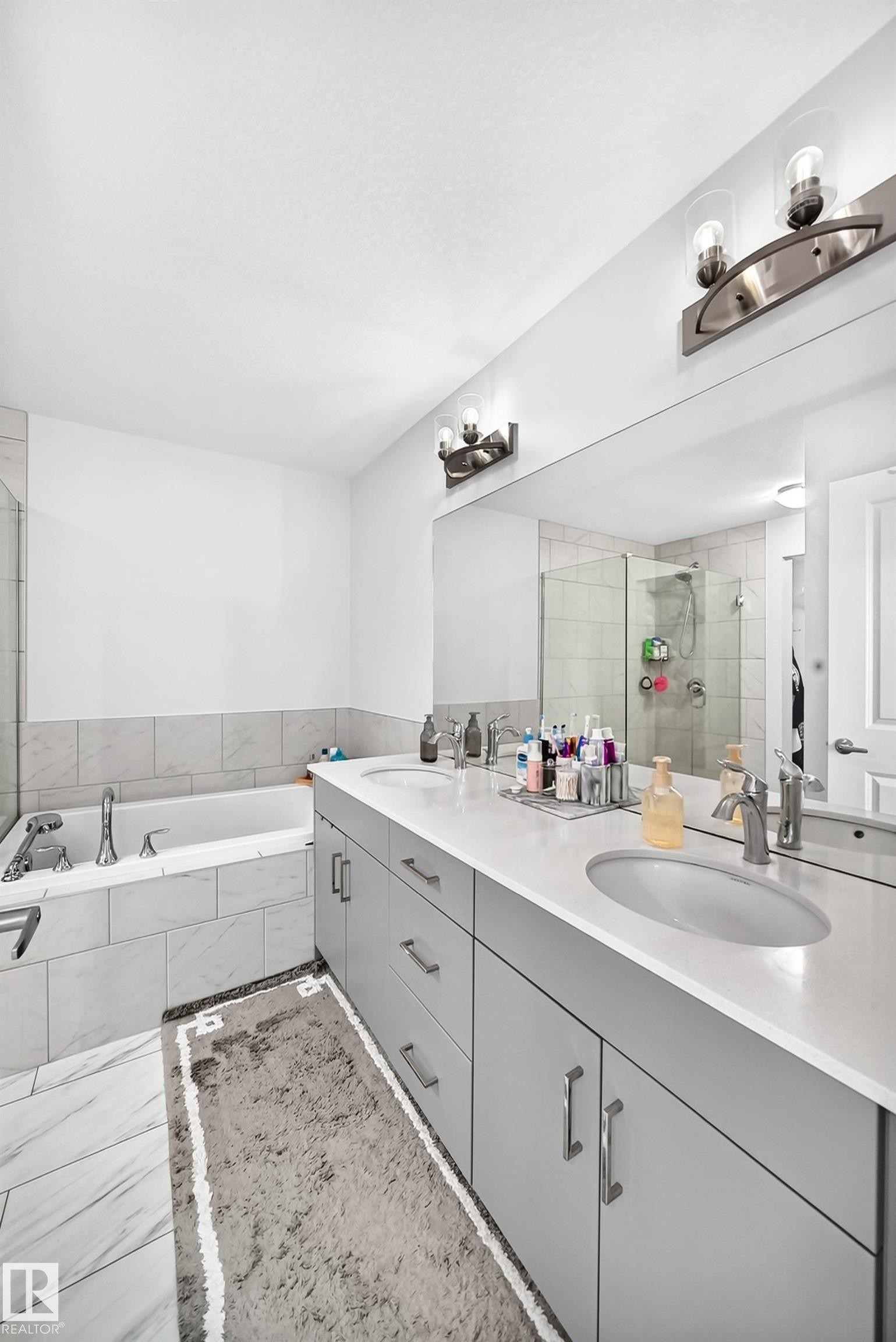 4018 Hawthorn Link Sw, Edmonton, AB - Indoor Photo Showing Bathroom