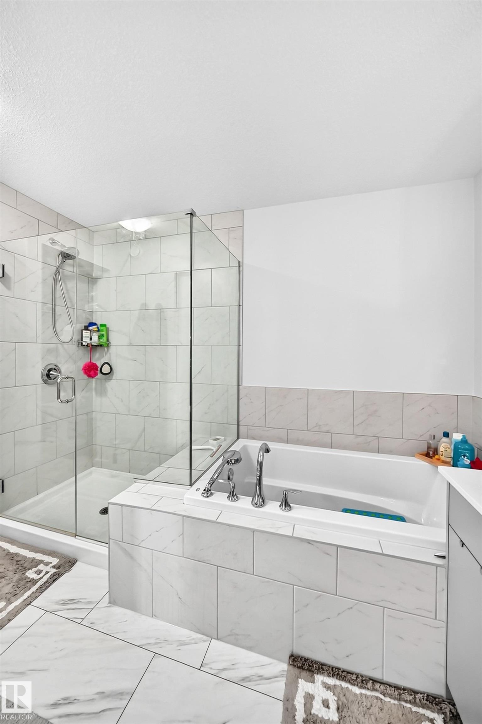 4018 Hawthorn Link Sw, Edmonton, AB - Indoor Photo Showing Bathroom