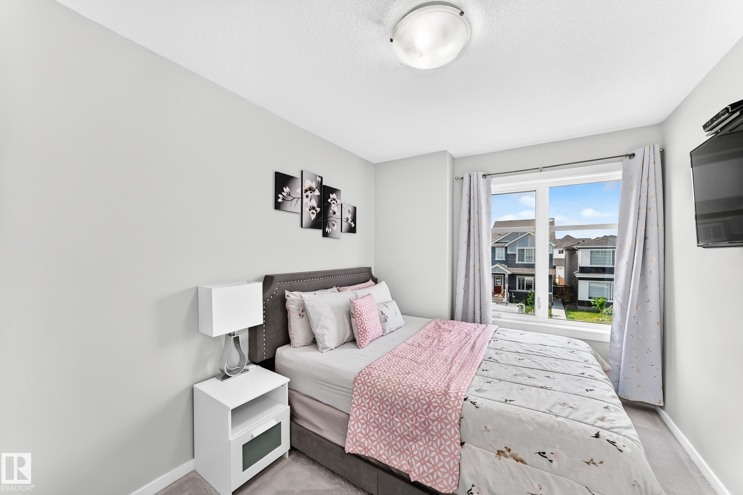 4018 Hawthorn Link Sw, Edmonton, AB - Indoor Photo Showing Bedroom