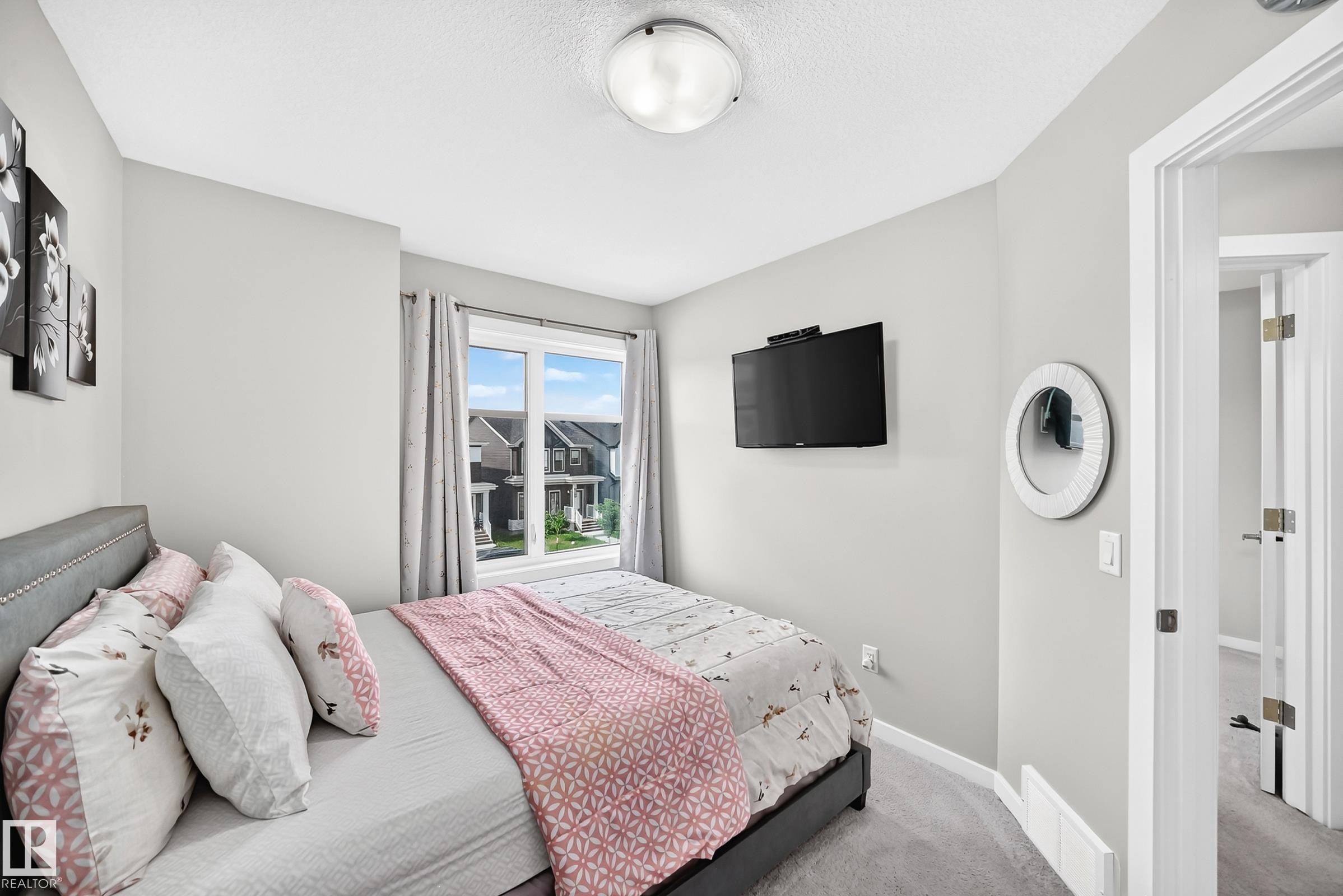 4018 Hawthorn Link Sw, Edmonton, AB - Indoor Photo Showing Bedroom