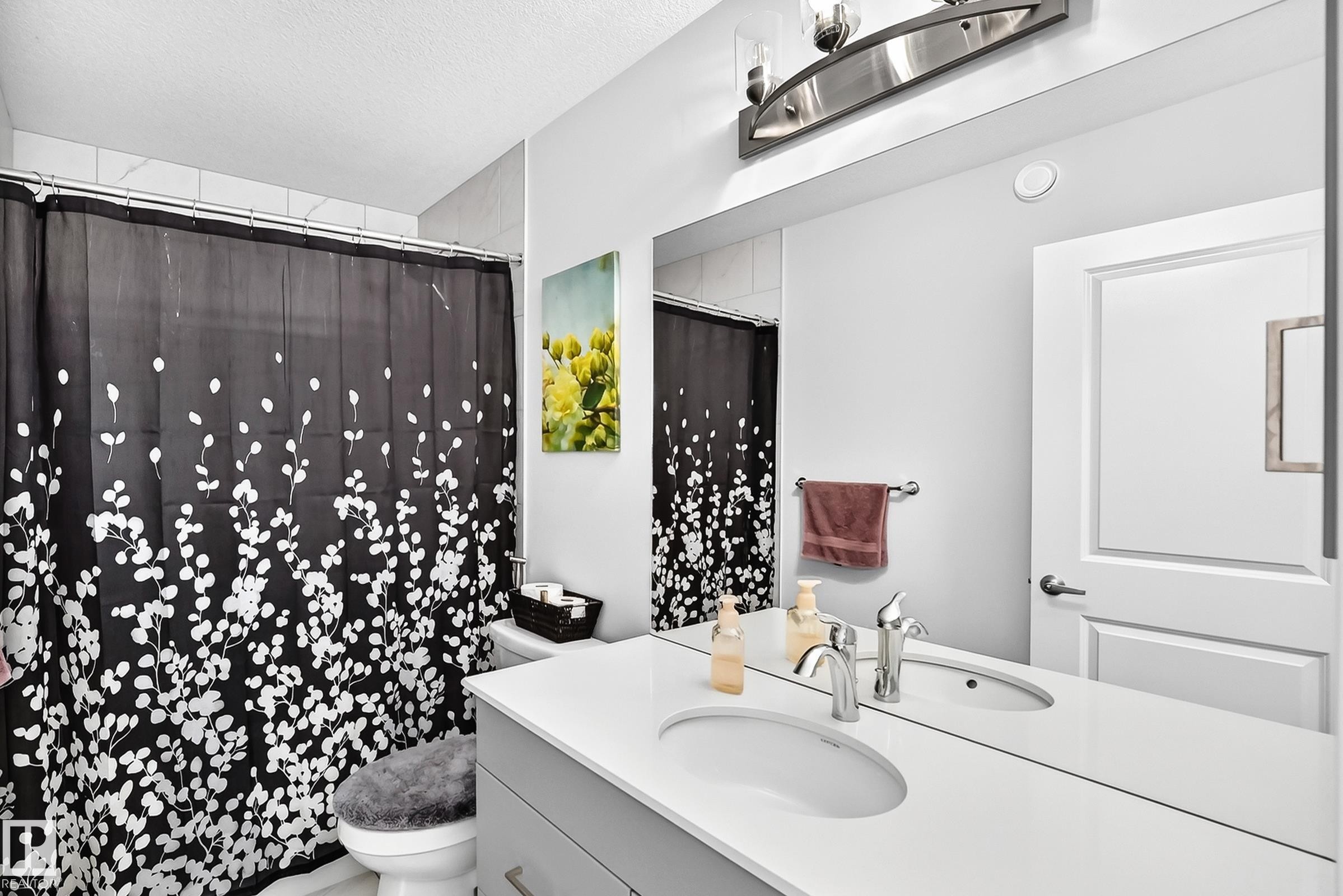 4018 Hawthorn Link Sw, Edmonton, AB - Indoor Photo Showing Bathroom