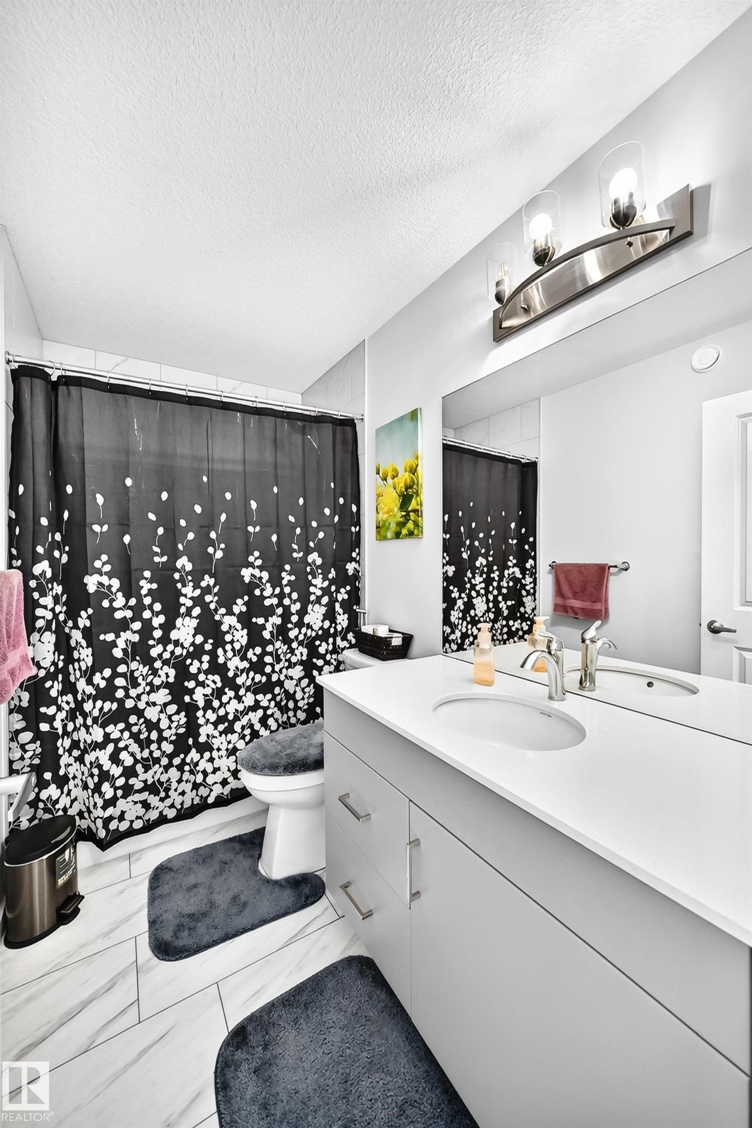 4018 Hawthorn Link Sw, Edmonton, AB - Indoor Photo Showing Bathroom