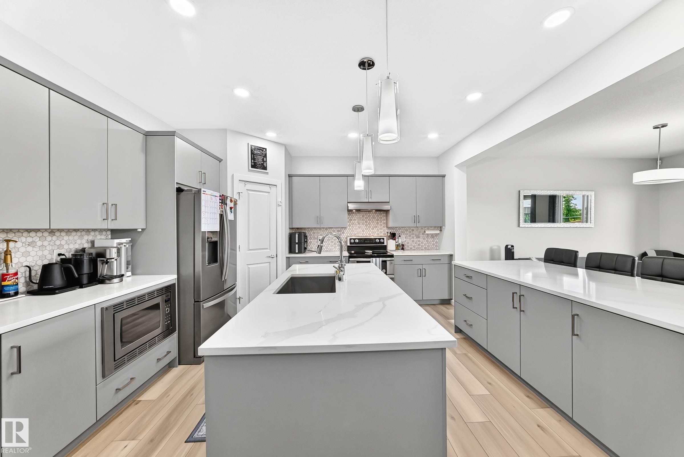 4018 Hawthorn Link Sw, Edmonton, AB - Indoor Photo Showing Kitchen With Upgraded Kitchen