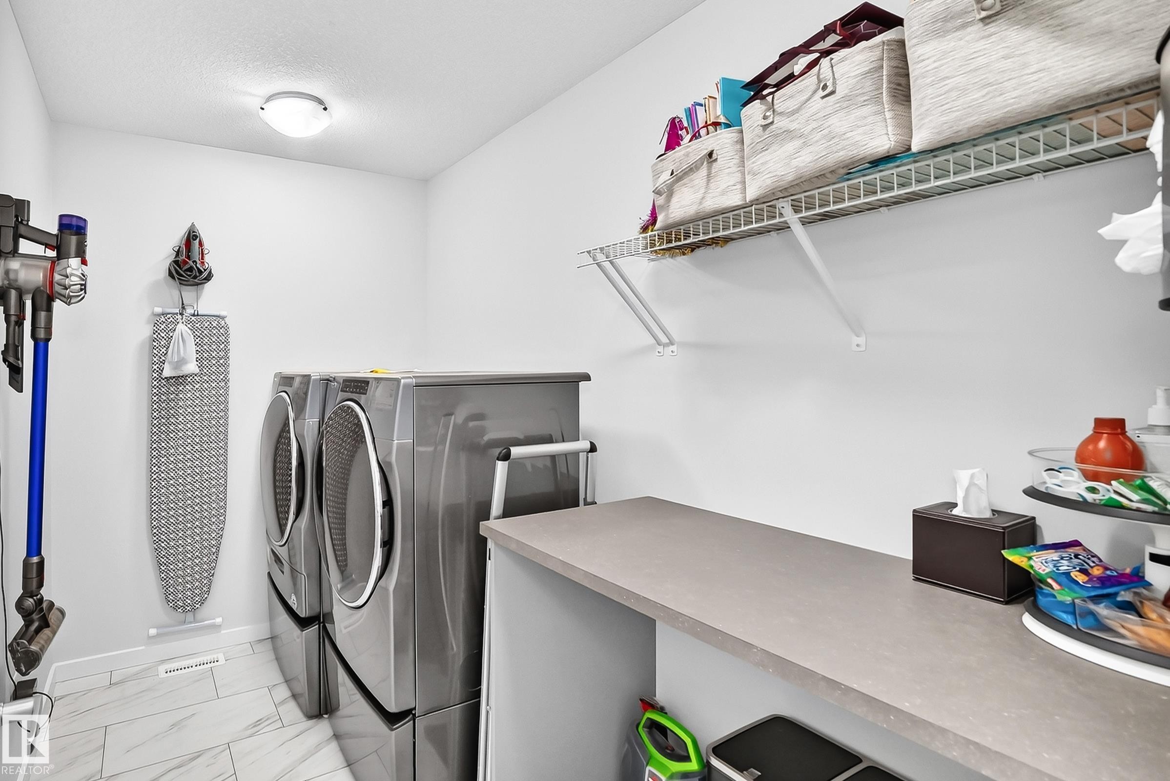 4018 Hawthorn Link Sw, Edmonton, AB - Indoor Photo Showing Laundry Room