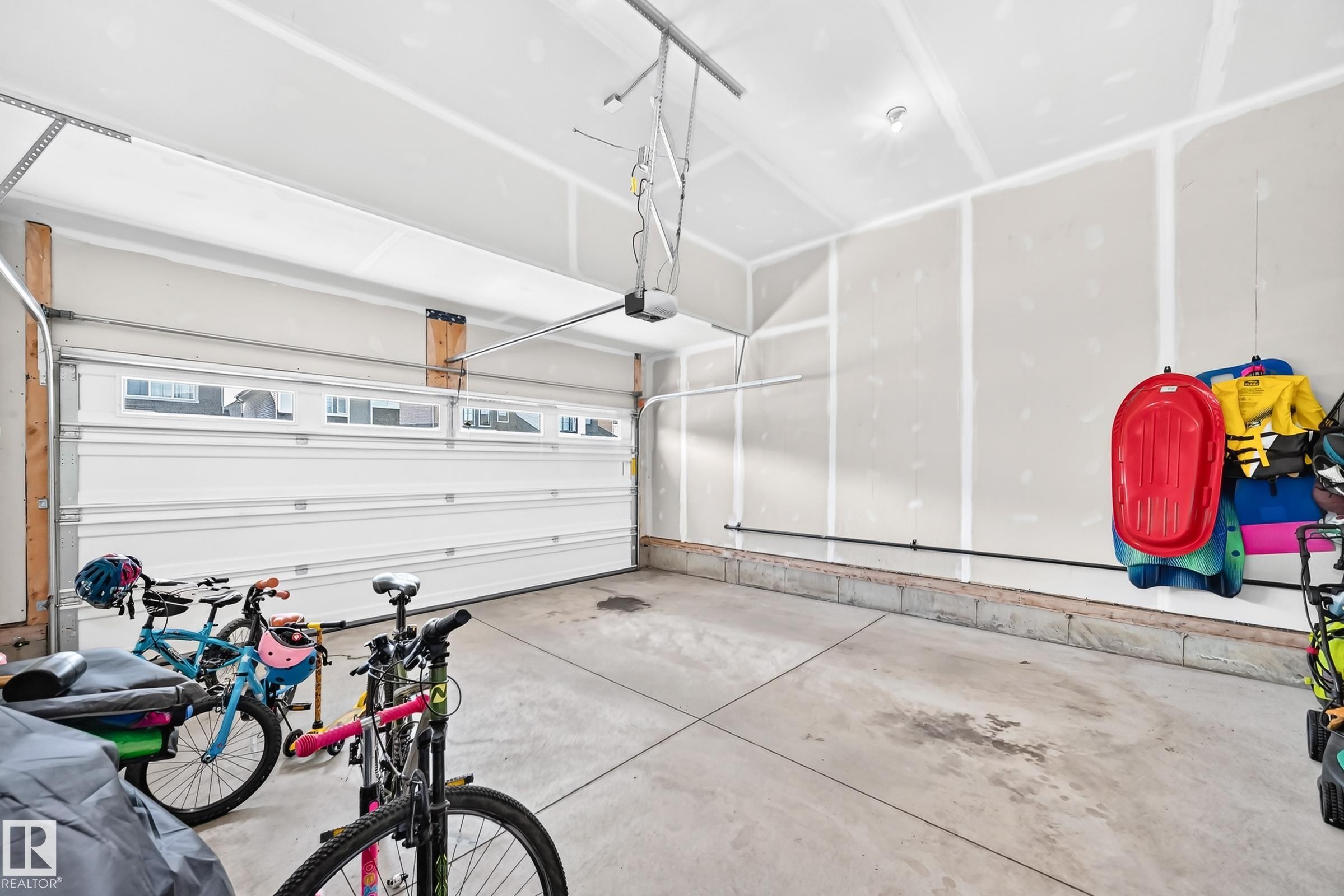 4018 Hawthorn Link Sw, Edmonton, AB - Indoor Photo Showing Garage