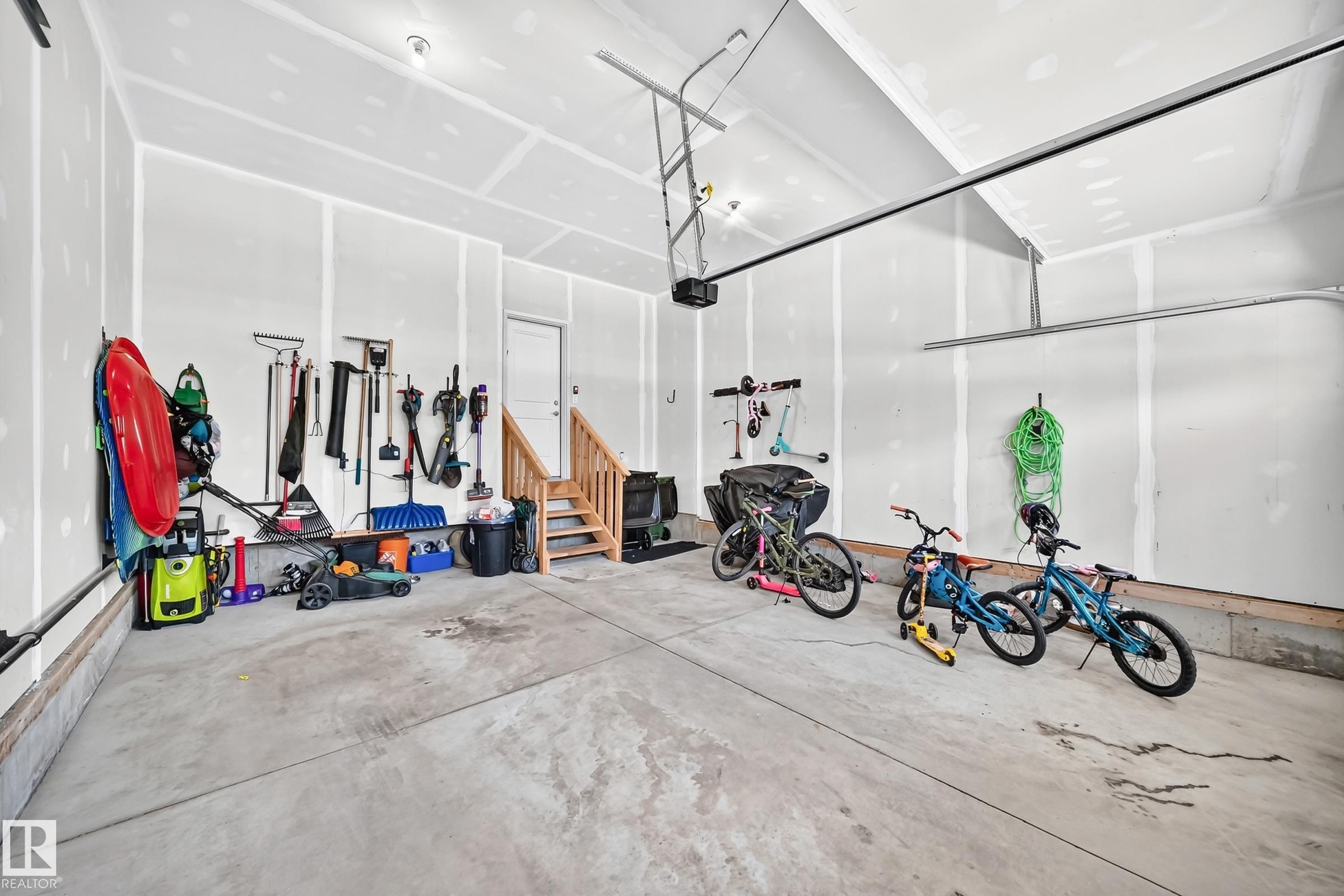 4018 Hawthorn Link Sw, Edmonton, AB - Indoor Photo Showing Garage