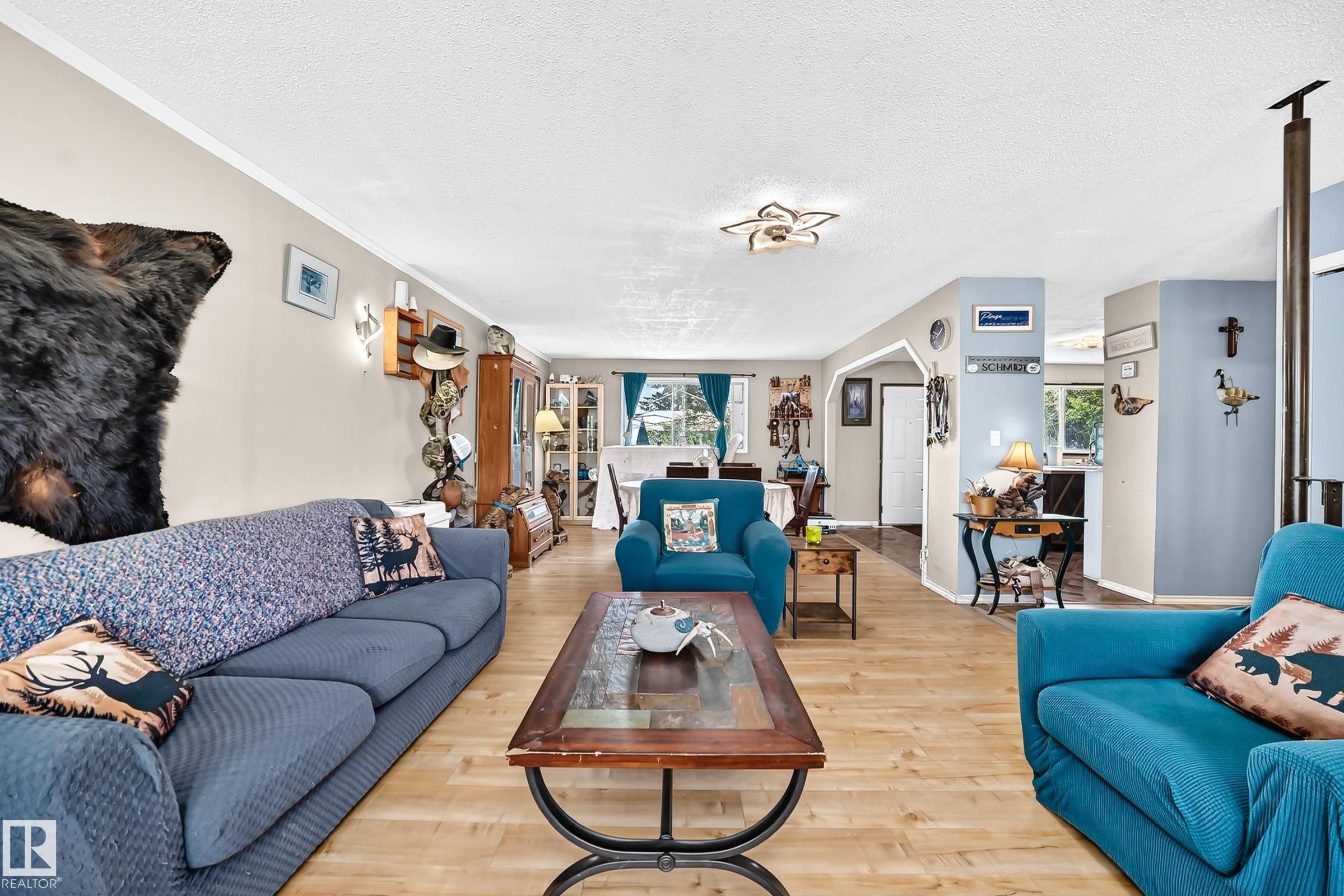 8 Fourth Street, Duffield, AB - Indoor Photo Showing Living Room