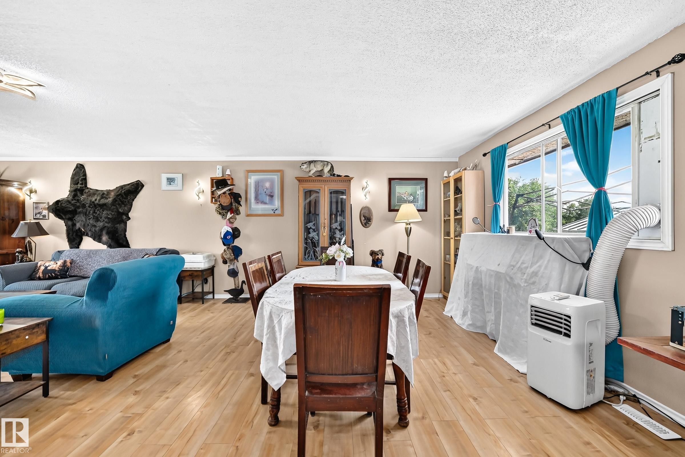 8 Fourth Street, Duffield, AB - Indoor
