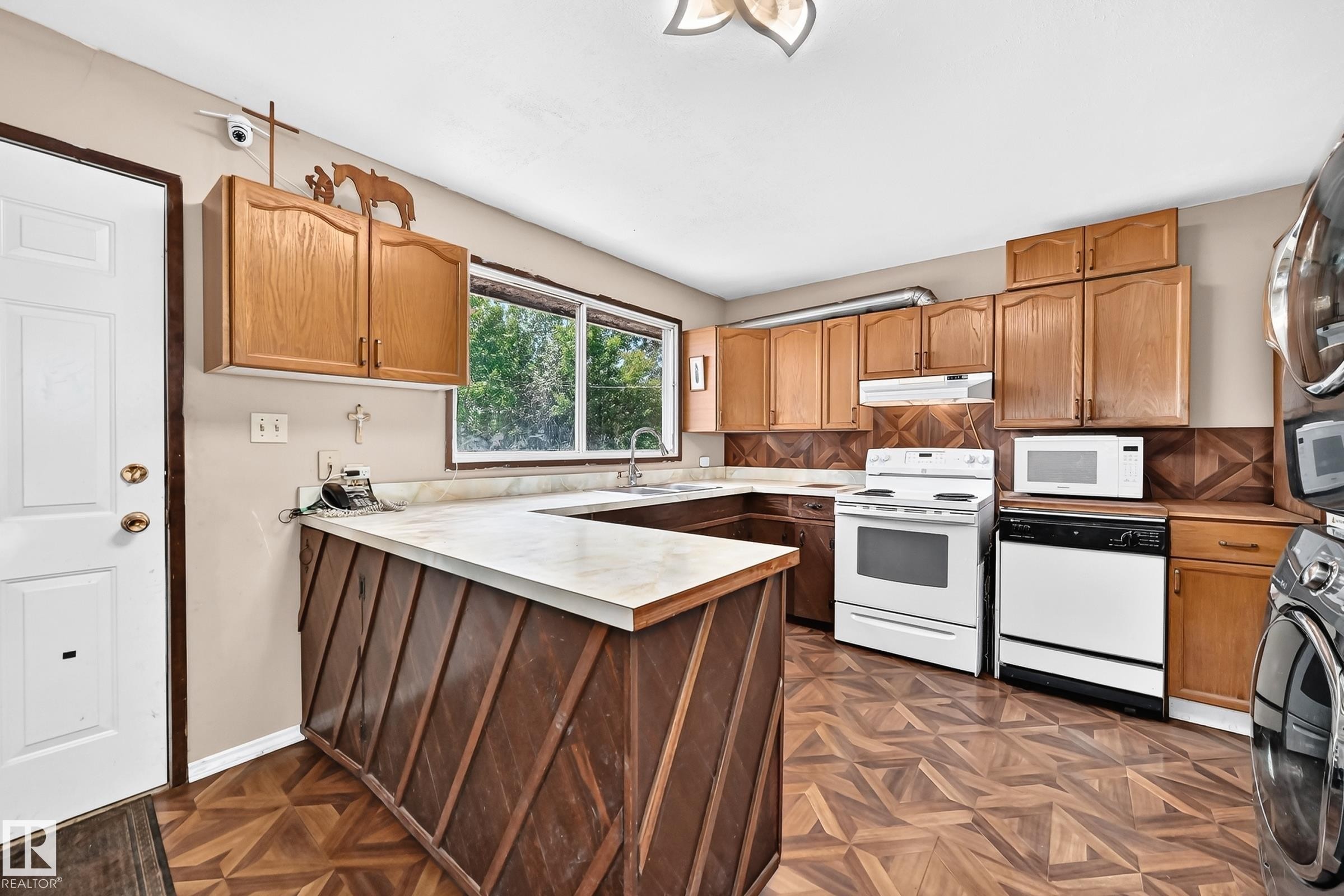 8 Fourth Street, Duffield, AB - Indoor Photo Showing Kitchen With Double Sink