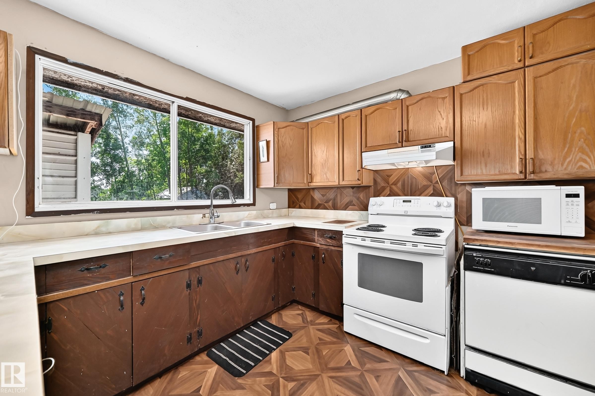 8 Fourth Street, Duffield, AB - Indoor Photo Showing Kitchen With Double Sink
