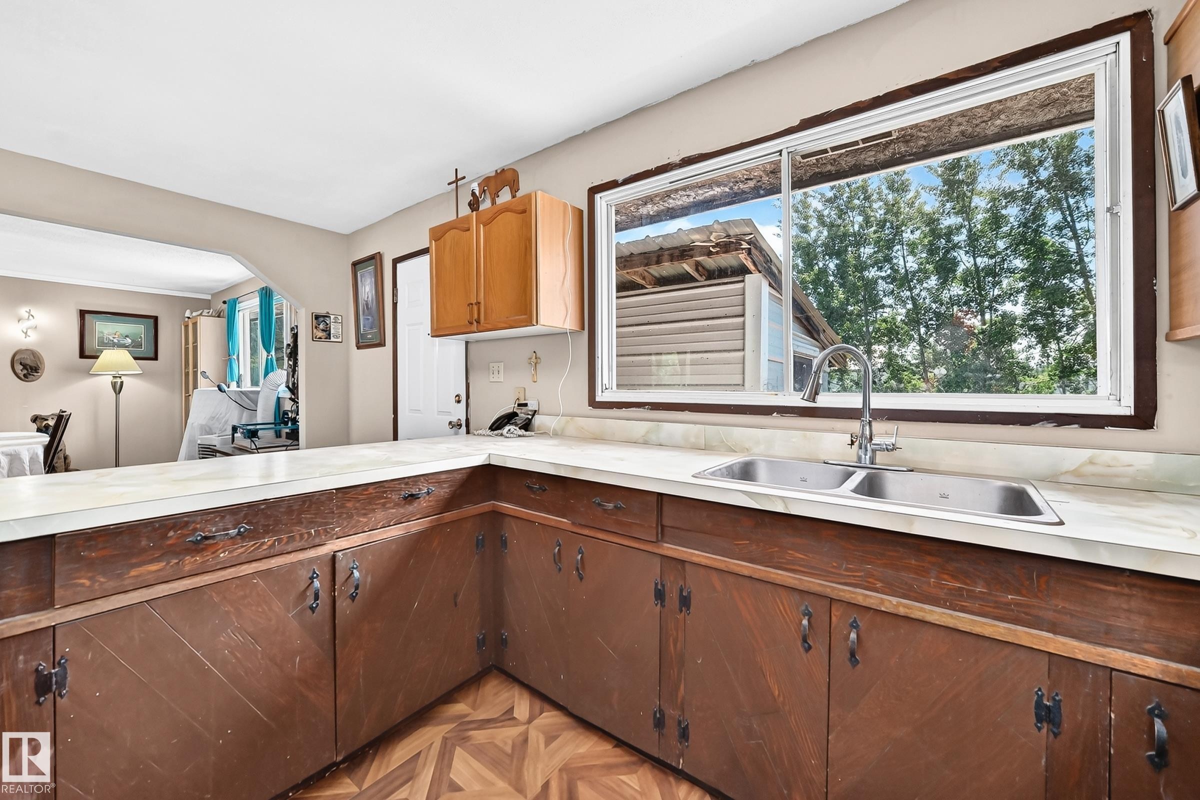 8 Fourth Street, Duffield, AB - Indoor Photo Showing Kitchen With Double Sink