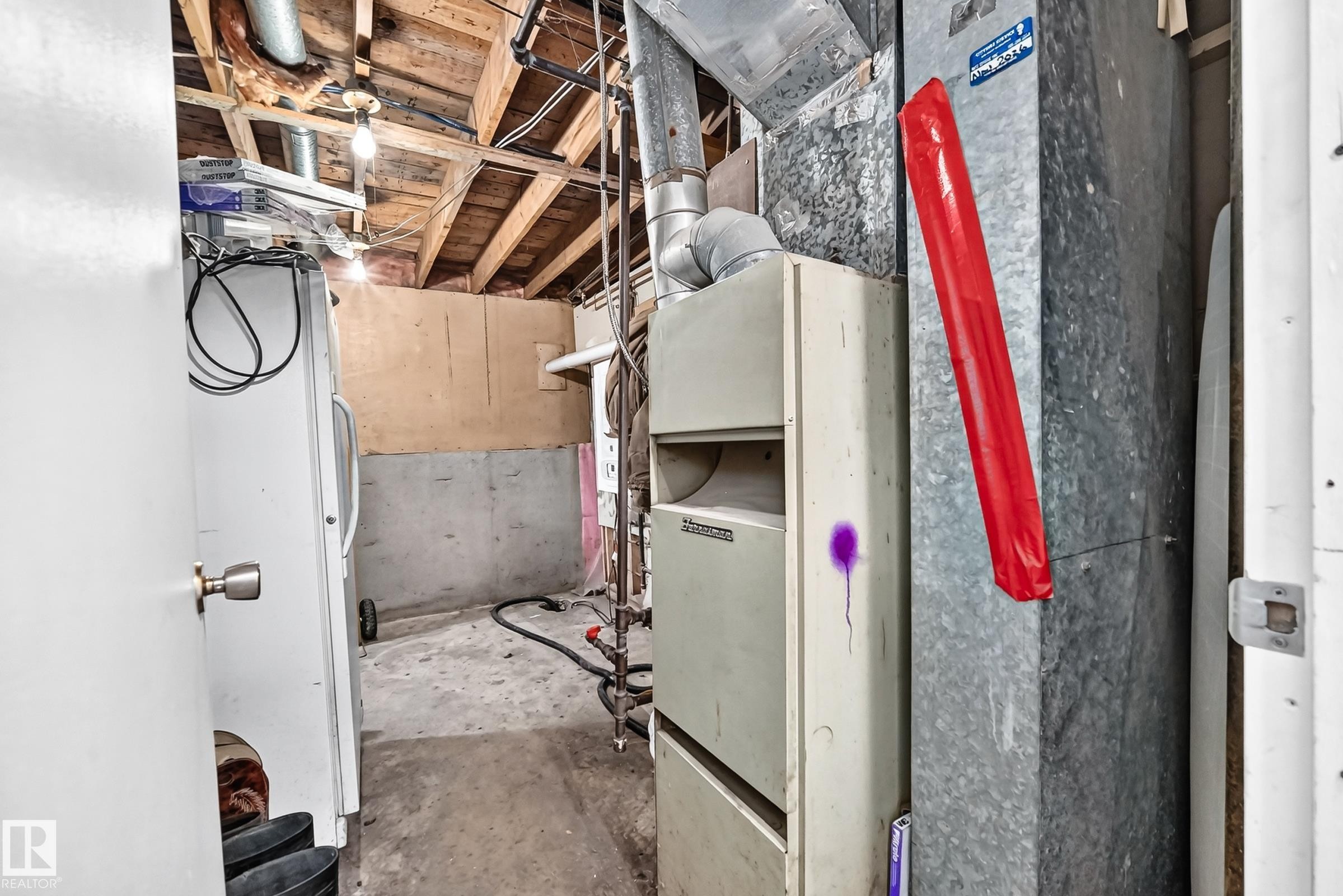 8 Fourth Street, Duffield, AB - Indoor