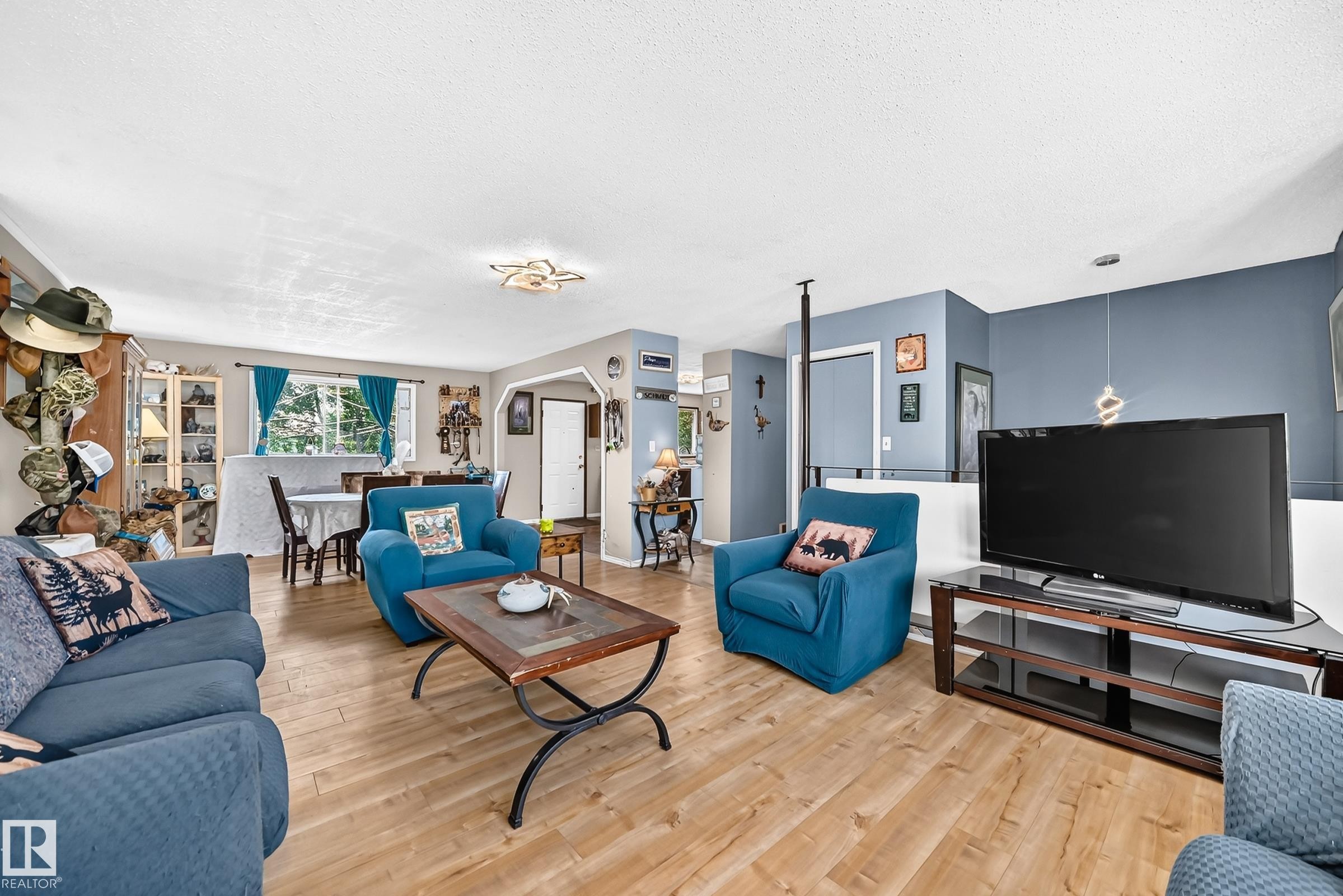 8 Fourth Street, Duffield, AB - Indoor Photo Showing Living Room