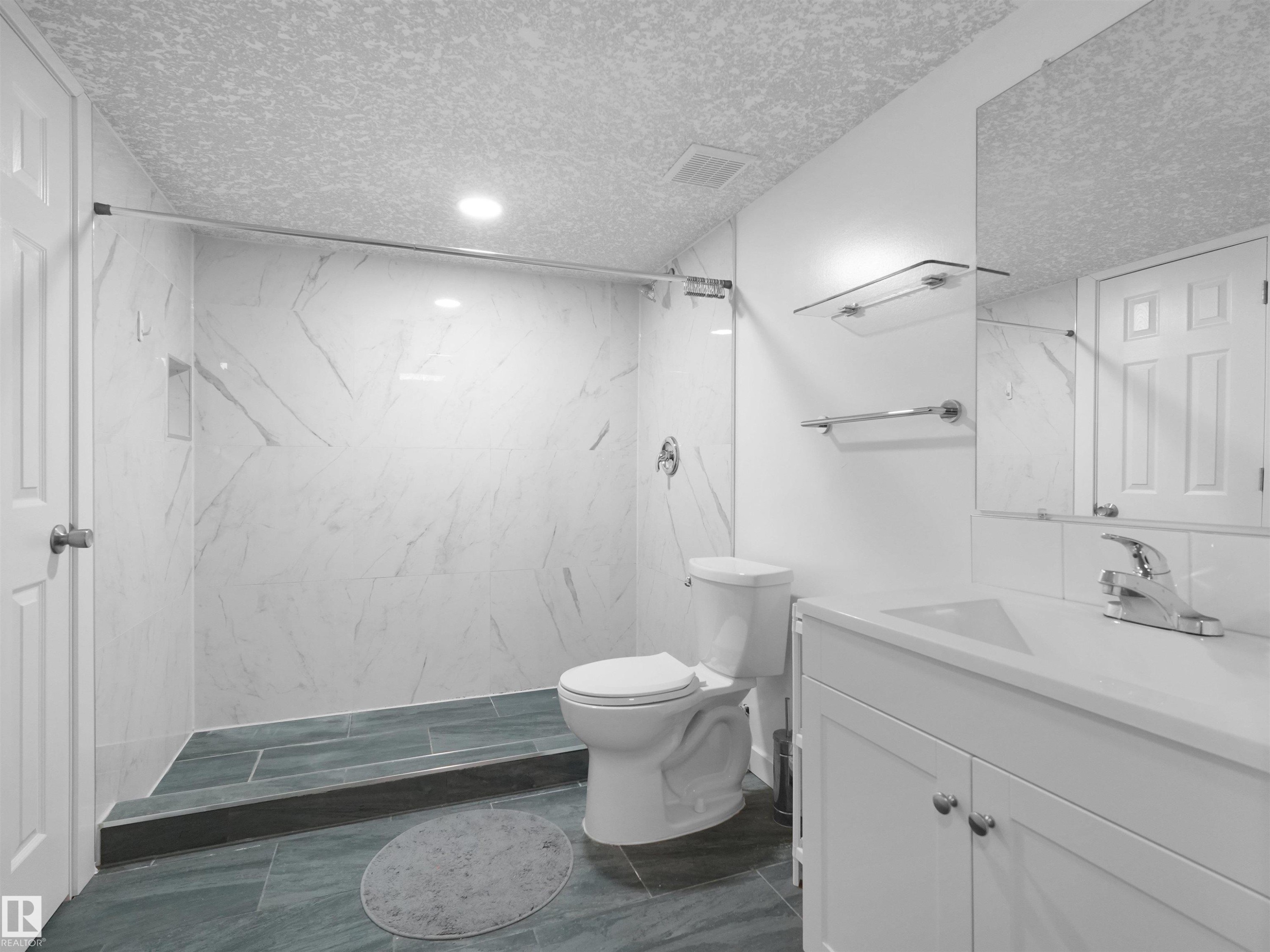 1692 Cunningham Way Sw, Edmonton, AB - Indoor Photo Showing Bathroom