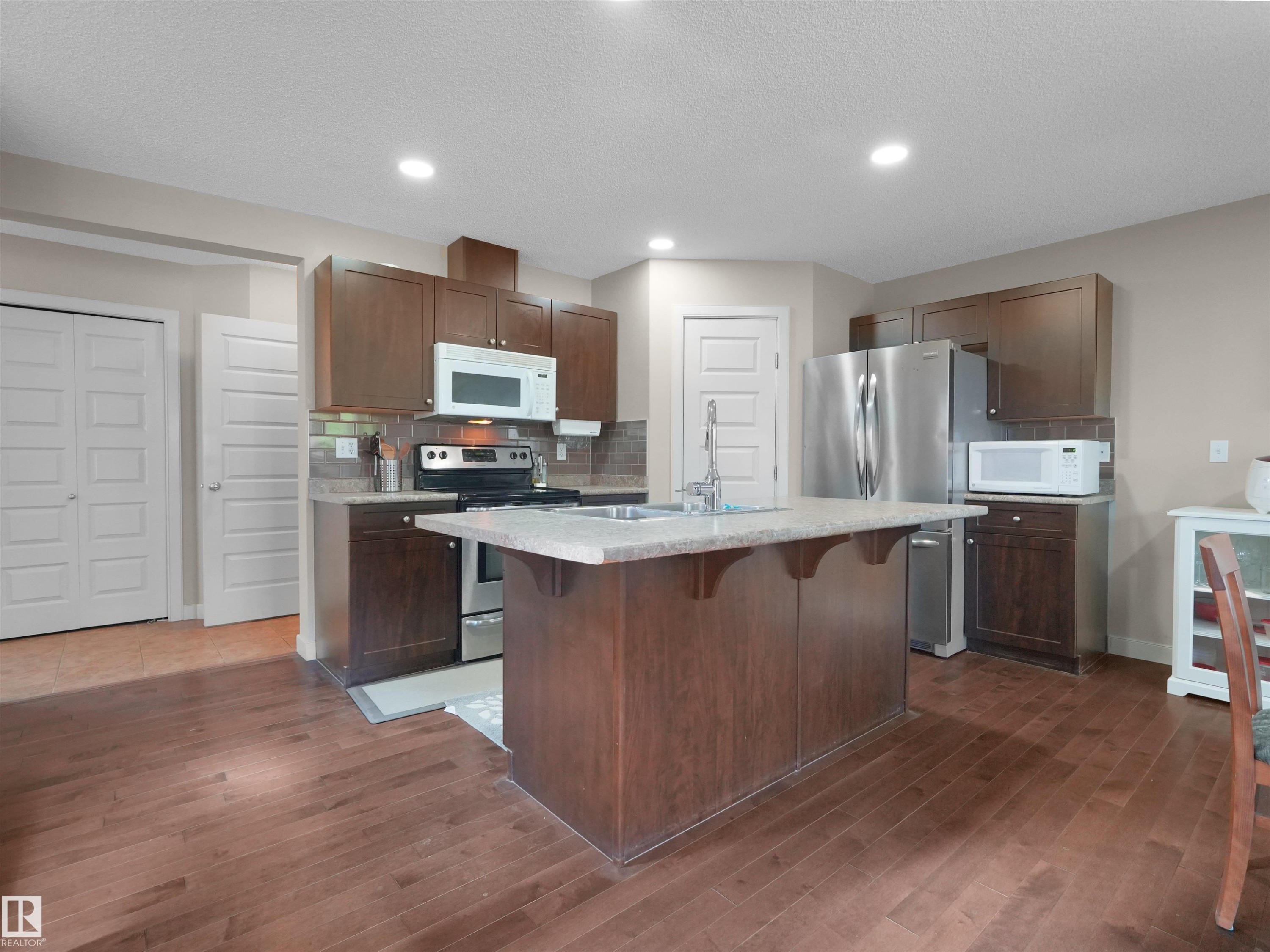 1692 Cunningham Way Sw, Edmonton, AB - Indoor Photo Showing Kitchen