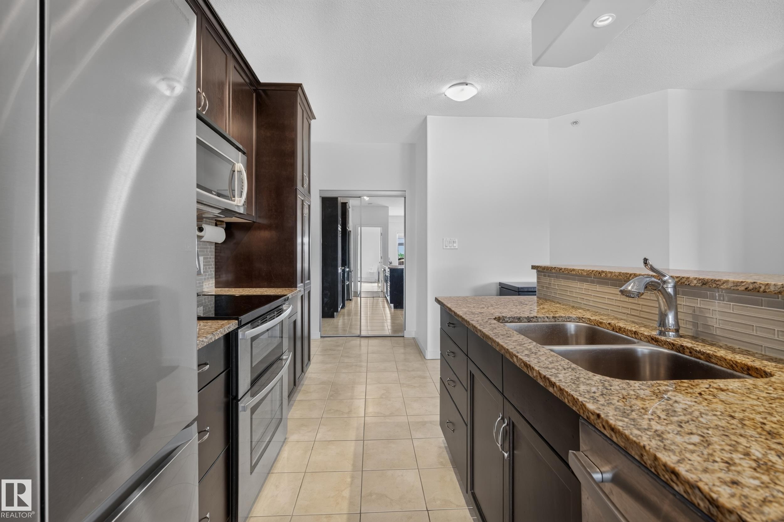 #465 11517 Ellerslie Rd Sw, Edmonton, AB - Indoor Photo Showing Kitchen With Double Sink