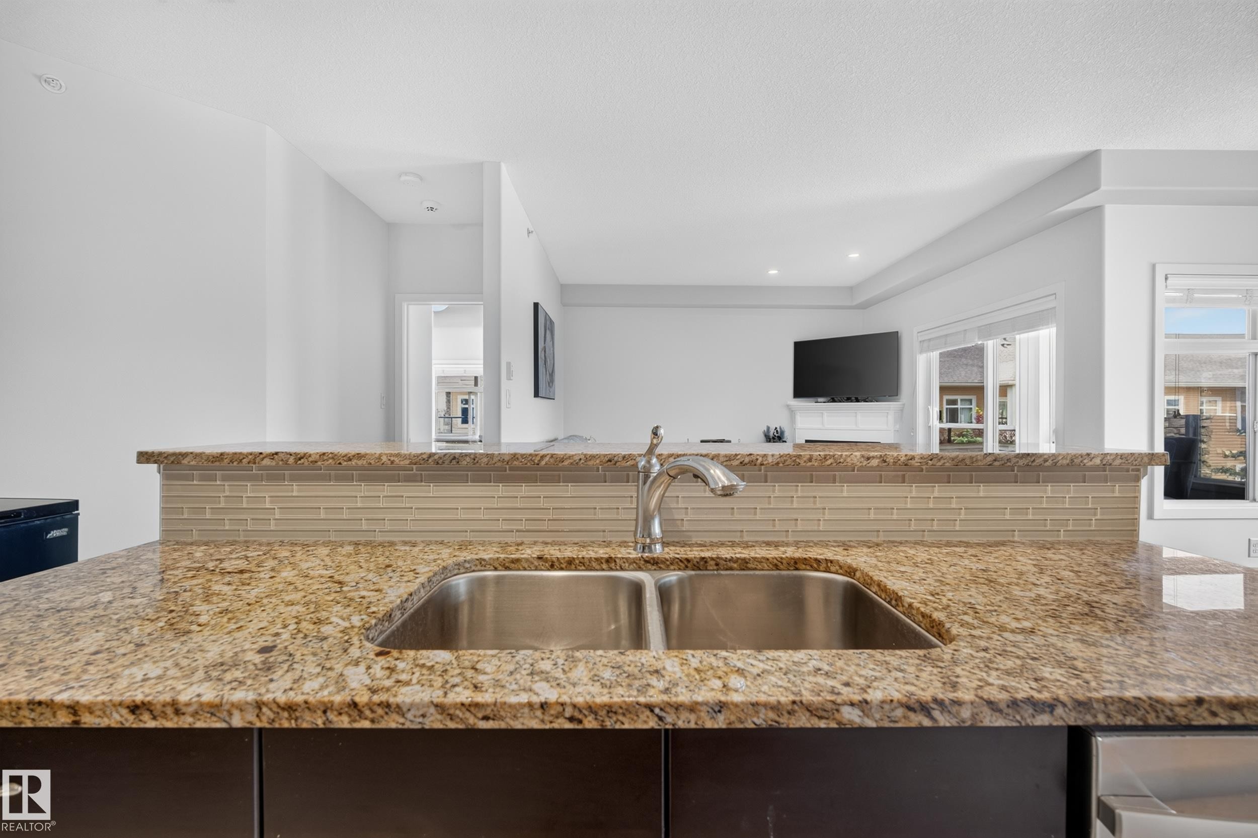 #465 11517 Ellerslie Rd Sw, Edmonton, AB - Indoor Photo Showing Kitchen With Double Sink